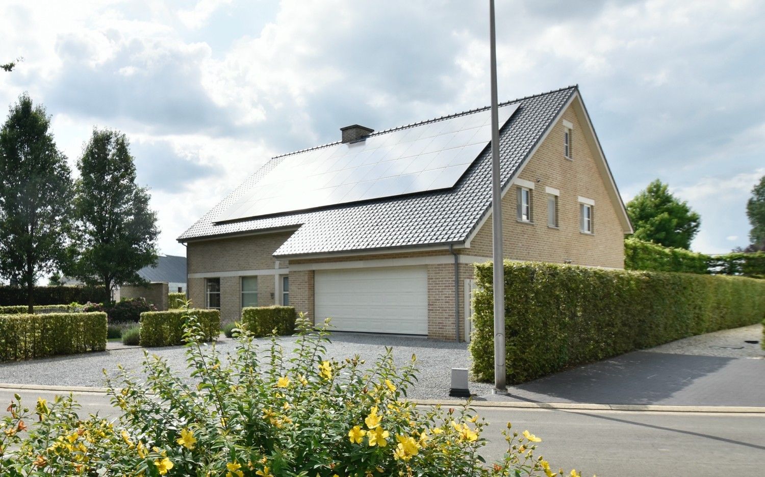 Hedendaagse riante energiezuinige (LABEL A) villa 445 m² met 2 badkamers, royale inpandige garage en zonovergoten tuin in een residentiële omgeving in het pittoreske Leut foto {{pictureIndex}}