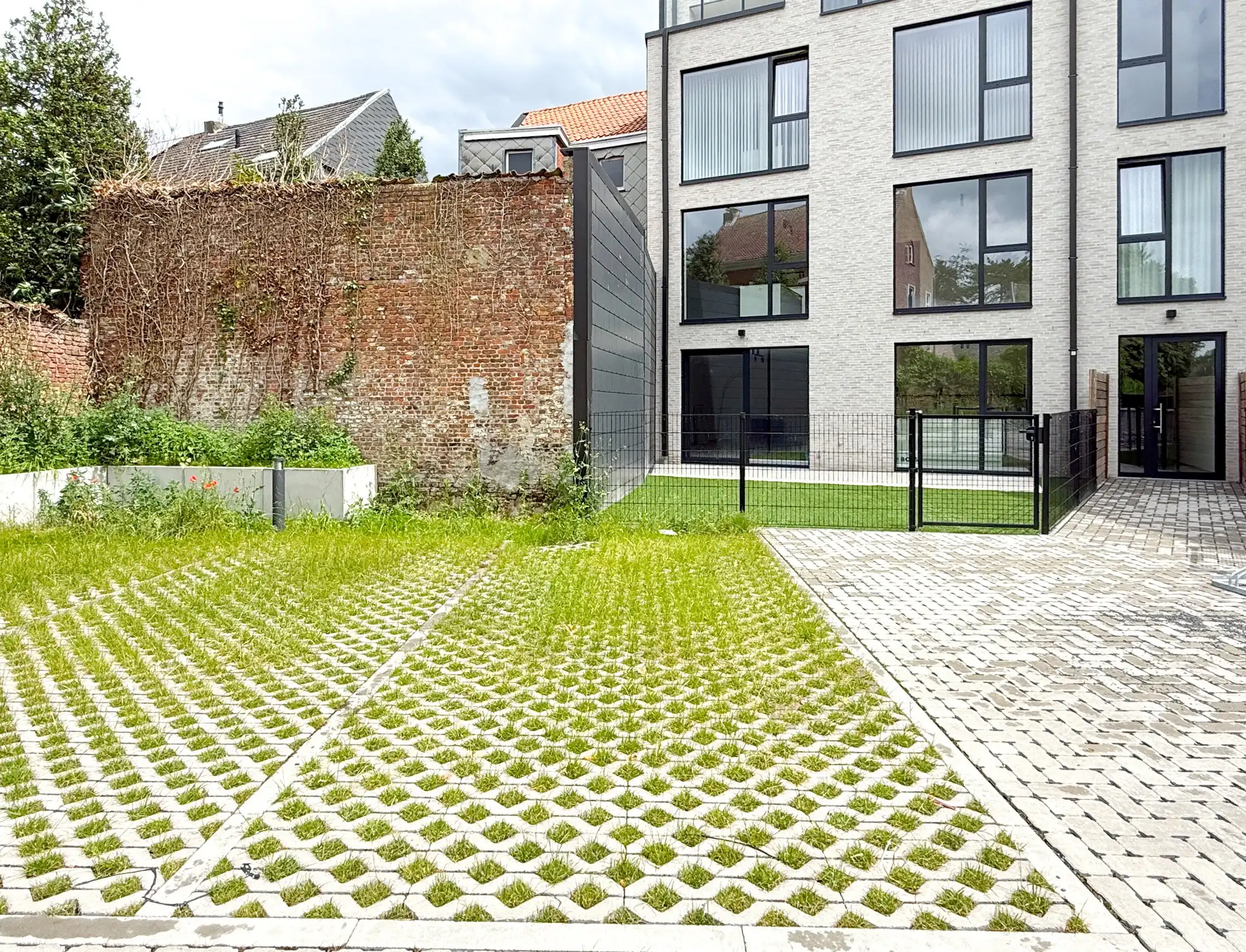Bovengrondse autostaanplaatsen te huur in het centrum van Beveren foto 2