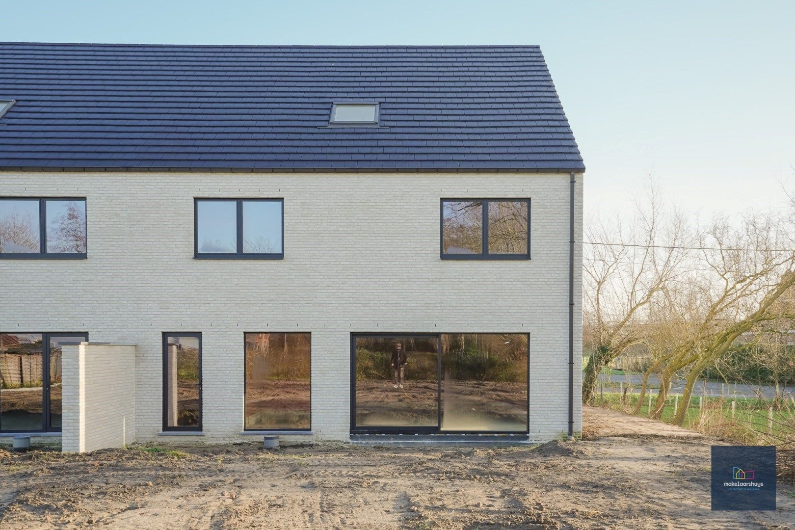 Zeer ruime halfopen casco villawoning met mooie tuin en garage foto 34