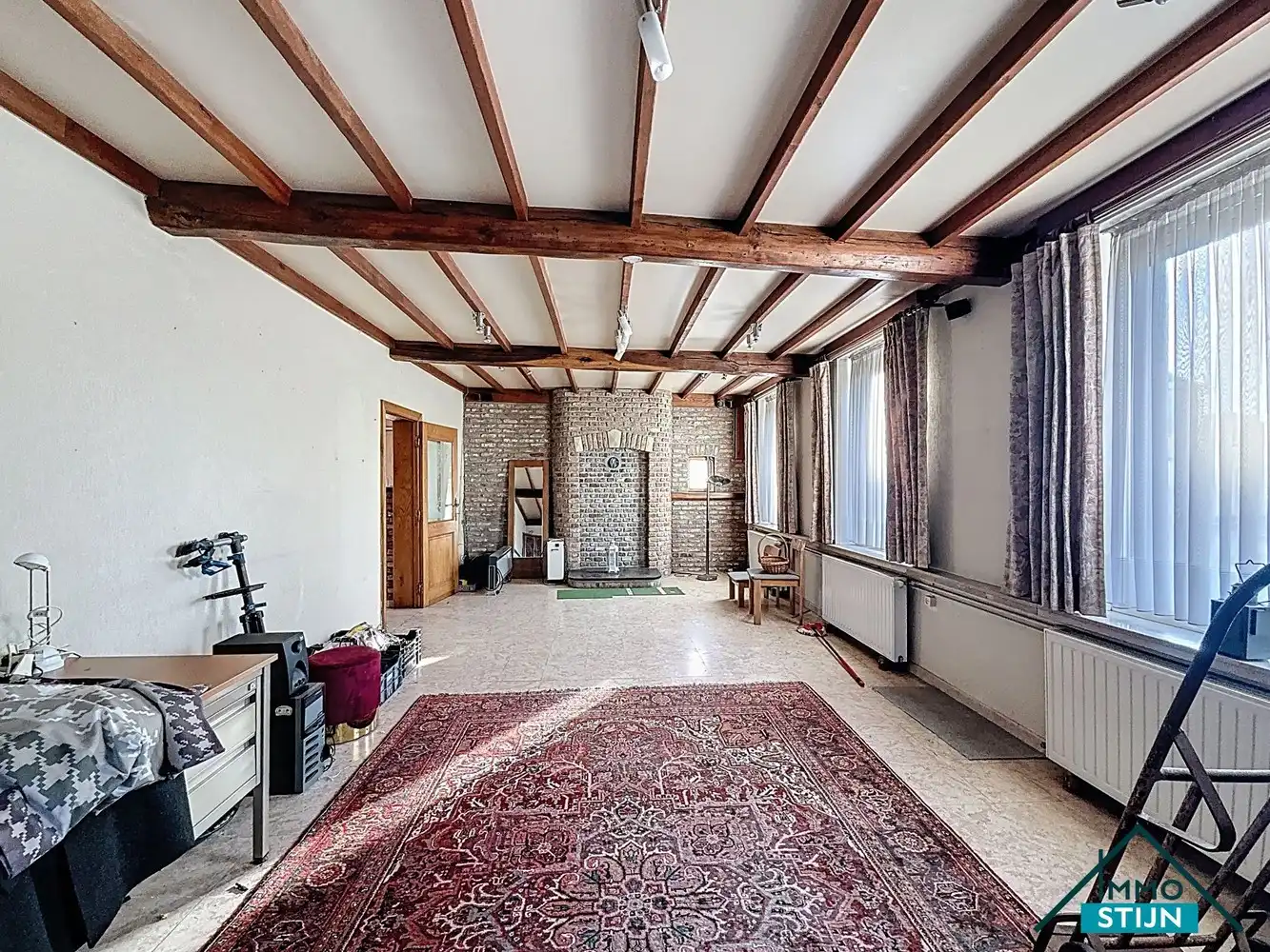 Ruime te renoveren woning met veel potentieel foto 6