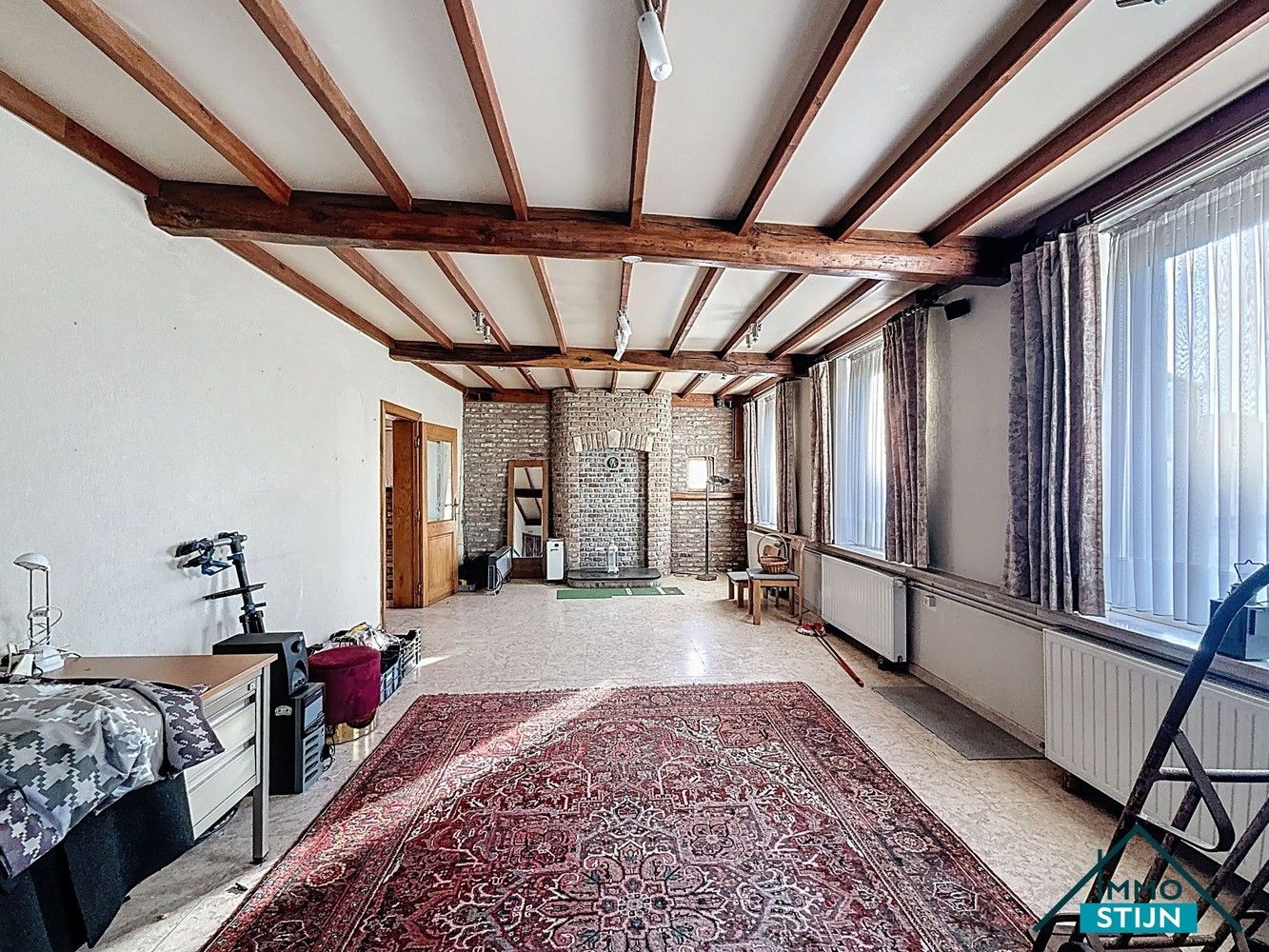 Ruime te renoveren woning met veel potentieel foto 6