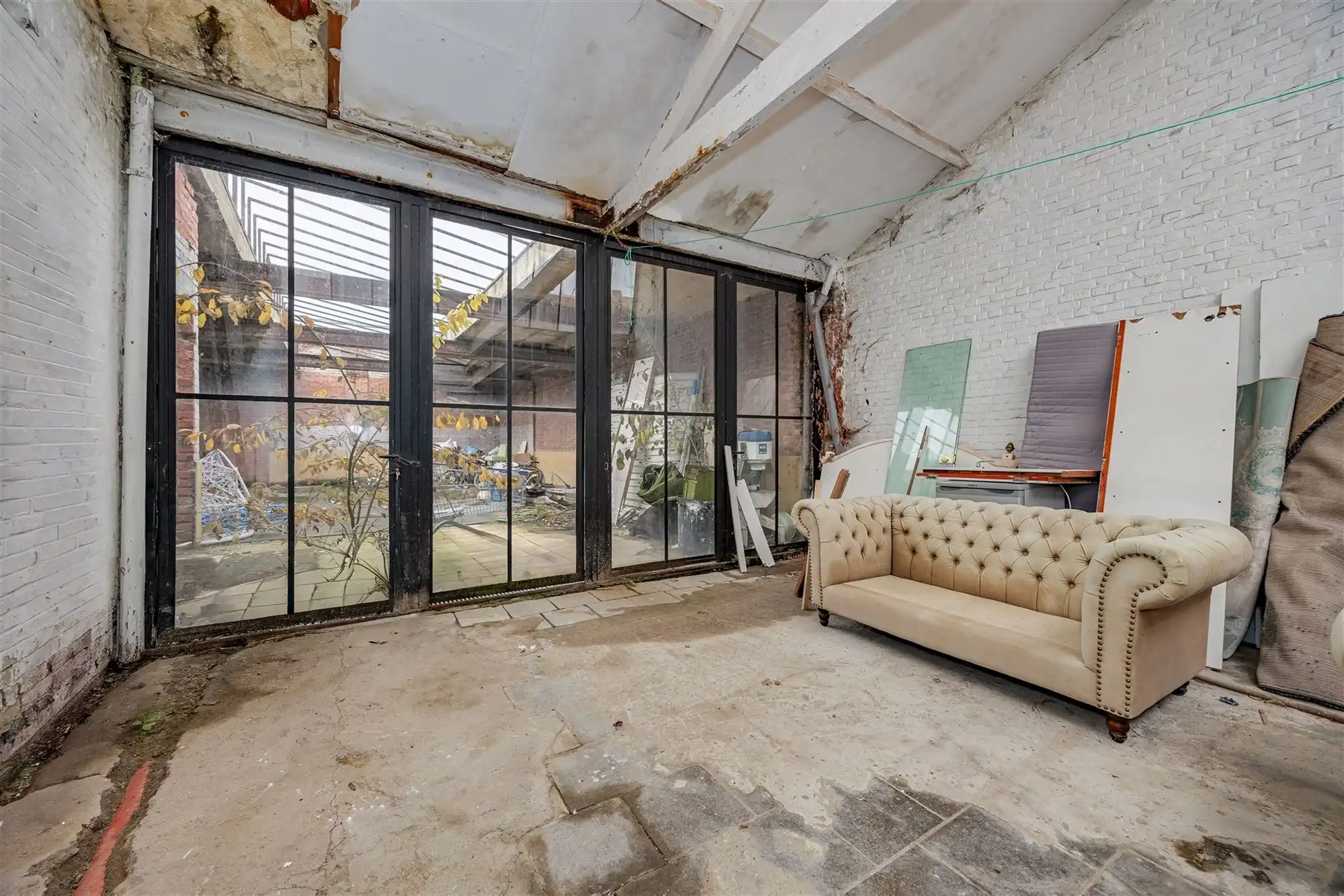 Instapklaar huis met magazijn in het centrum foto 14