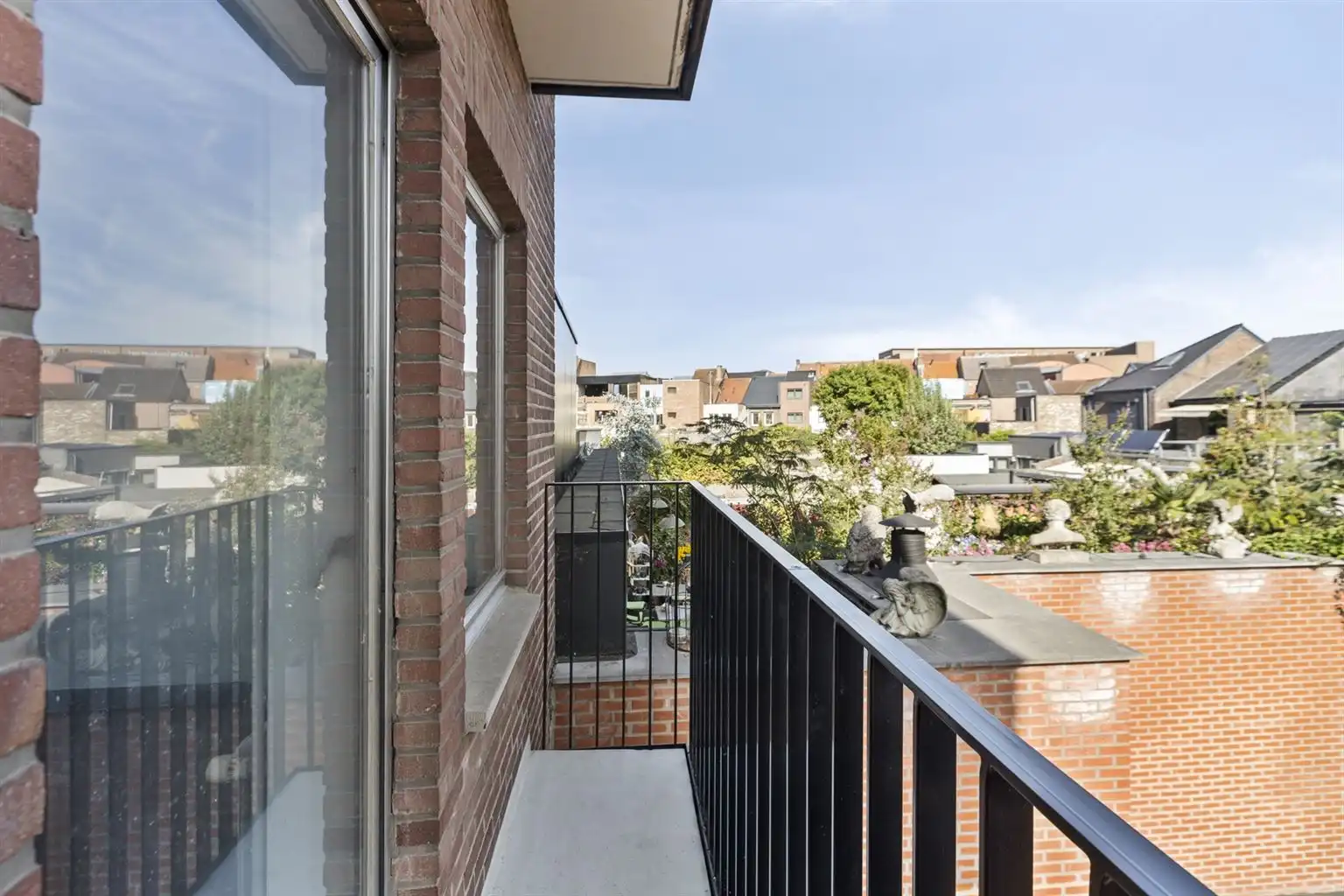 Instapklaar, gerenoveerd appartement met 3 slaapkamers, 2 terrassen en ruime garagebox gelegen op een toplocatie in het centrum van Maaseik, nabij de markt & met zicht op het Kerkplein. foto 11