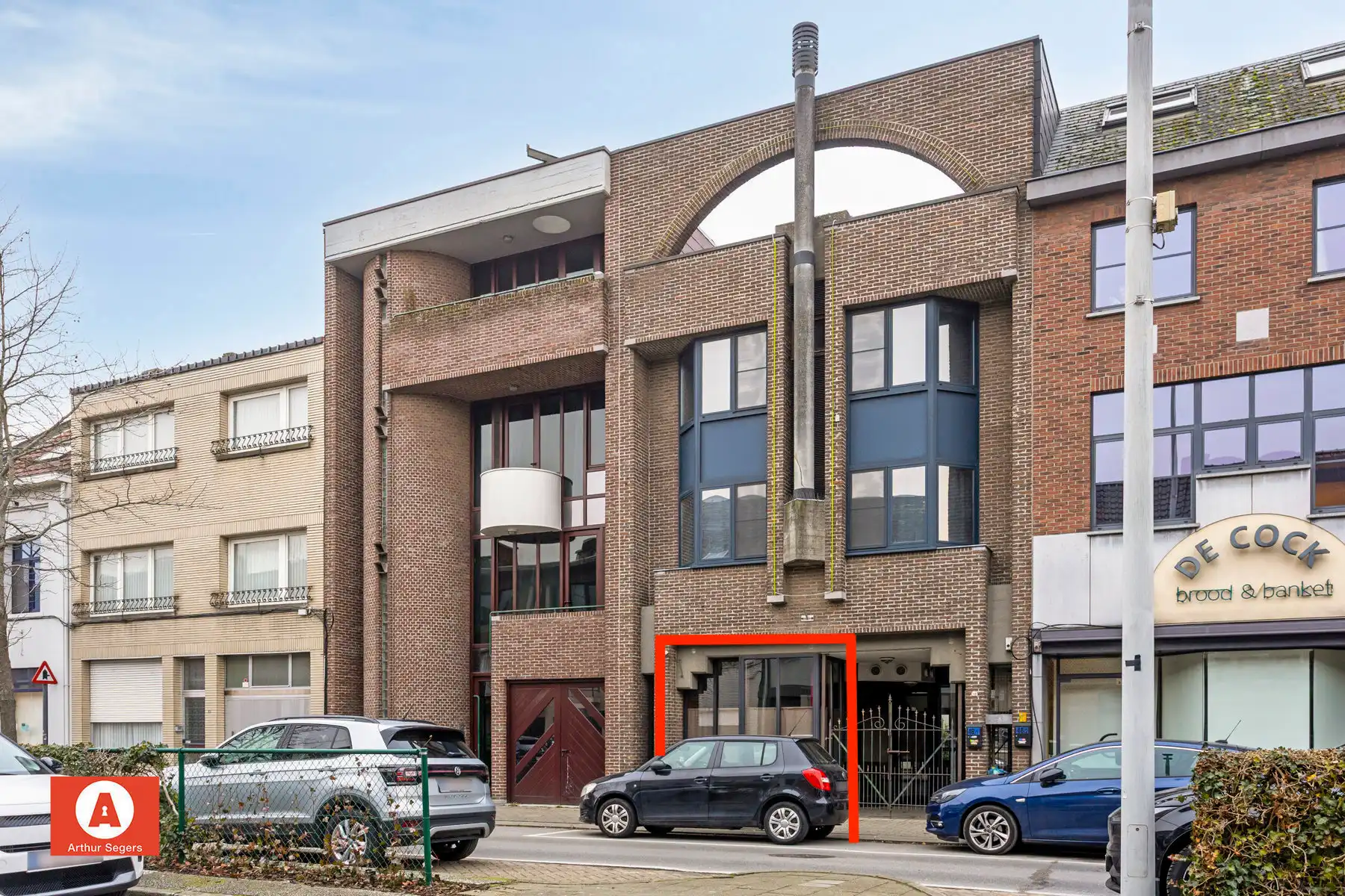 Energiezuinig gelijkvloers app: 116 m², pal bij het centrum. foto {{pictureIndex}}