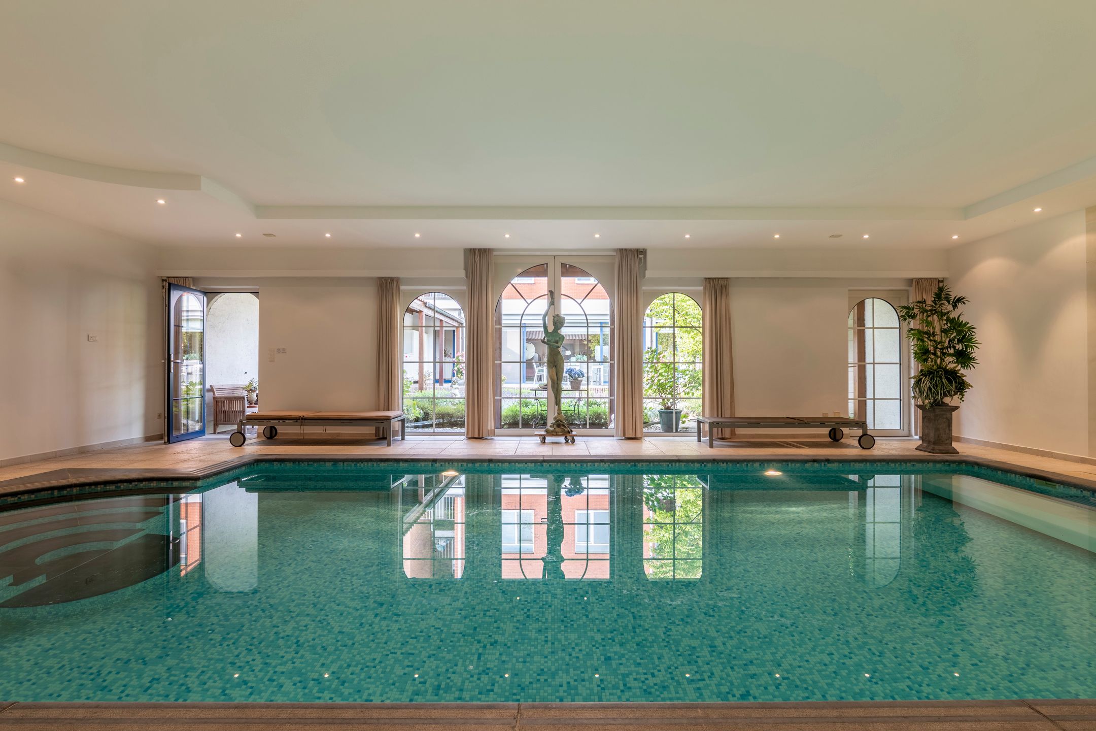 Stijlvol gelijkvloers appartement met binnenterras, tuin en binnenzwembad met wellness. foto 32