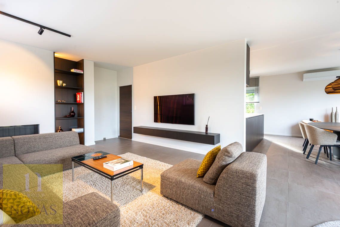 Ruime instapklare woning met 4 tot 5 slaapkamers, zonnepanelen, airco, inpandige garage en buitenstaanplaatsen foto 10