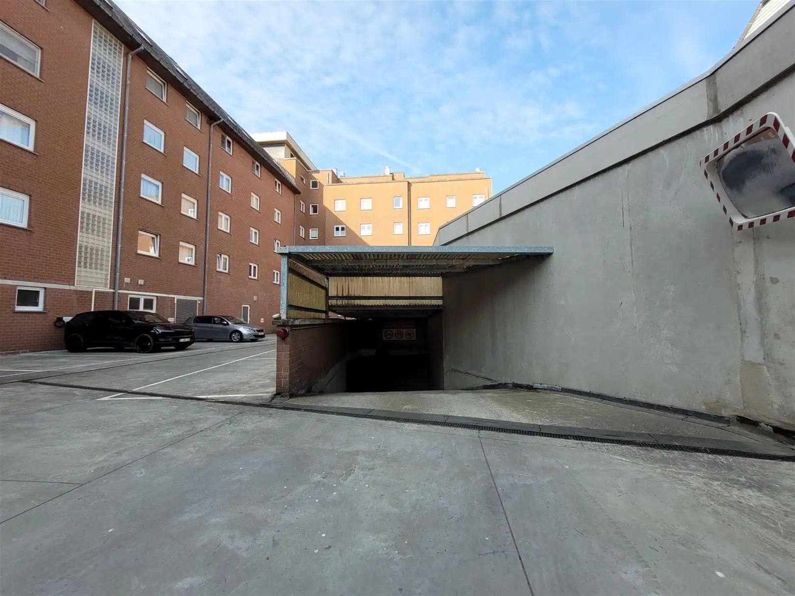 Afgesloten garagebox in centrum Westende foto 5