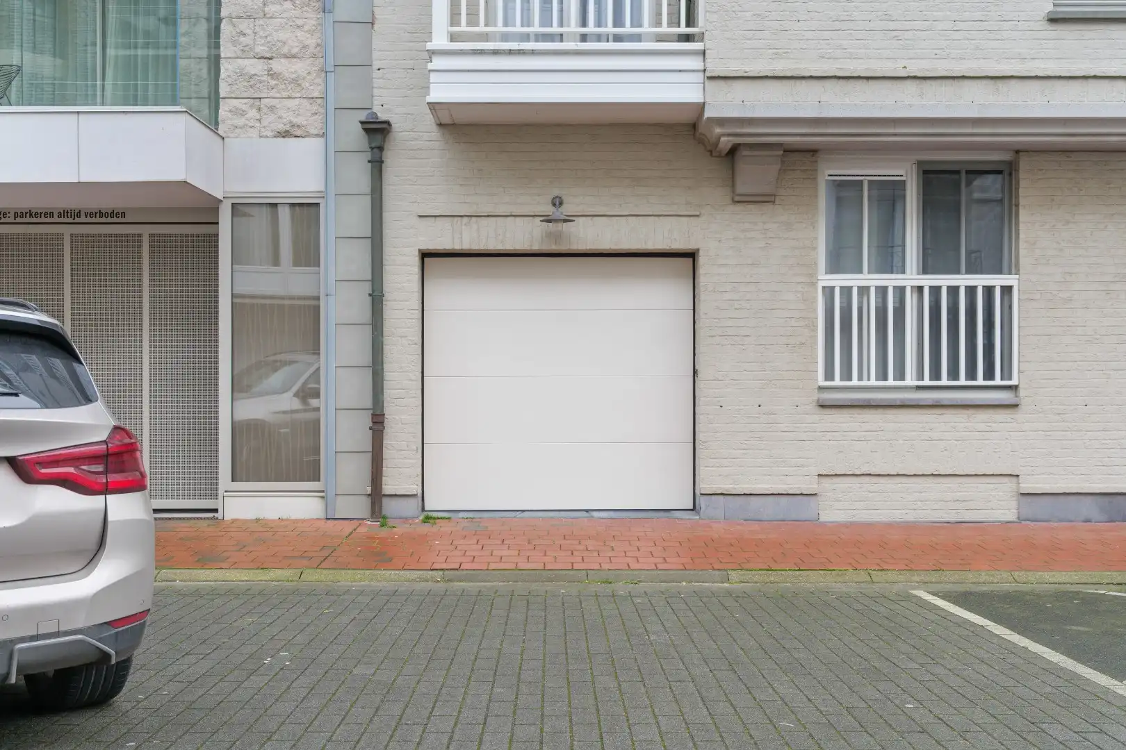 Vlot bereikbare dubbele staanplaats gelegen nabij de Dumortierlaan foto 2