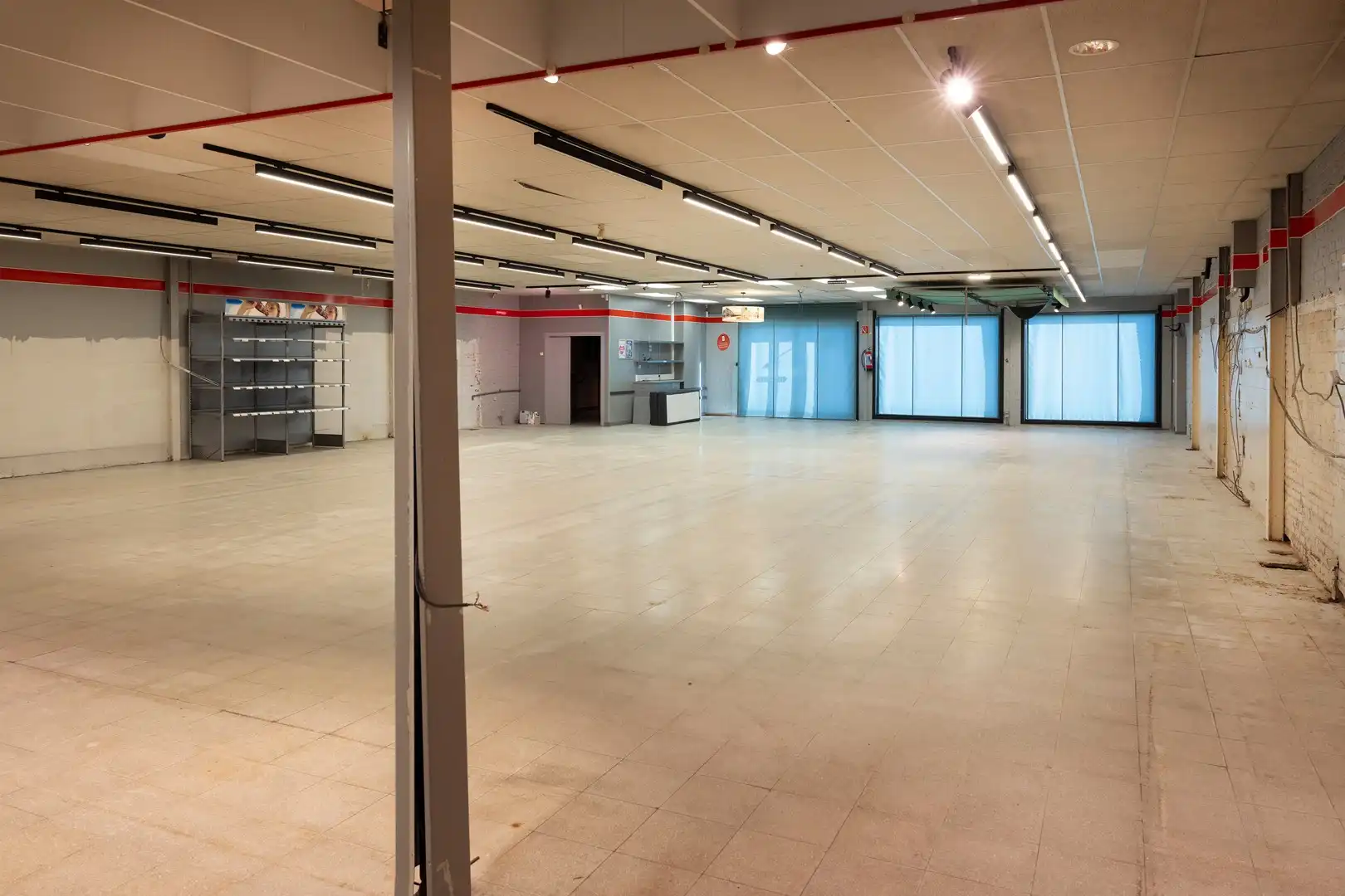 Handelspand, woning en Loods op commerciële ligging. foto 3