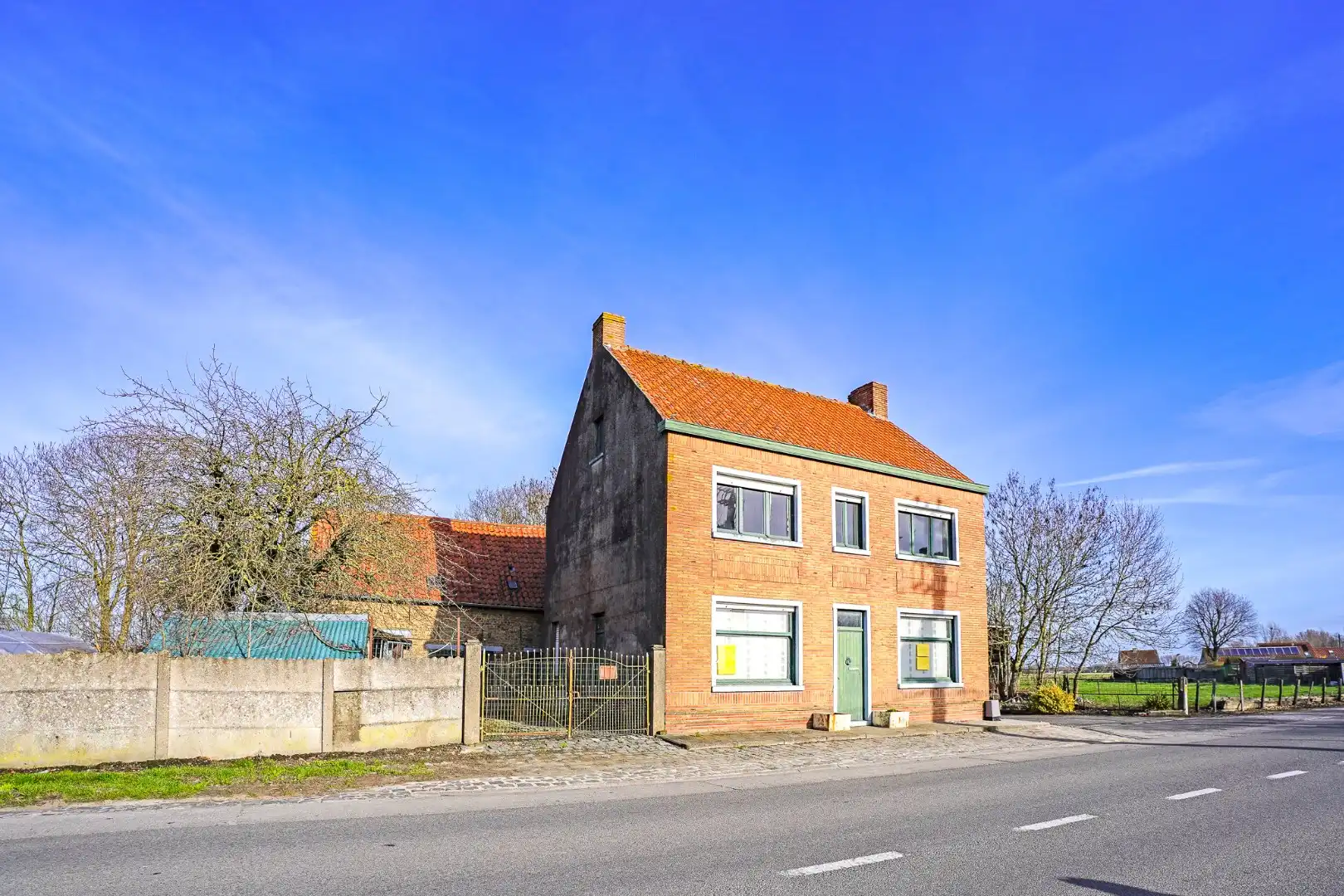 Te renoveren woning met 5 slaapkamers op 8.102 m²  te Diksmuide! foto 2