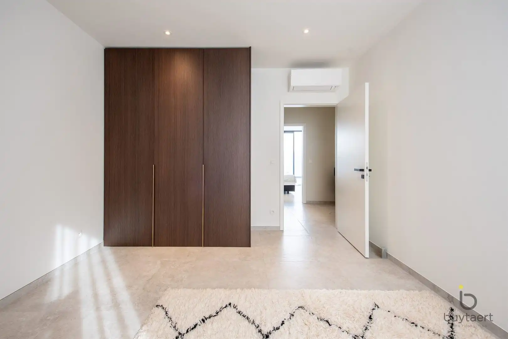 Knappe GELIJKVLOERSE villa + bijgebouw te Halle! foto 37
