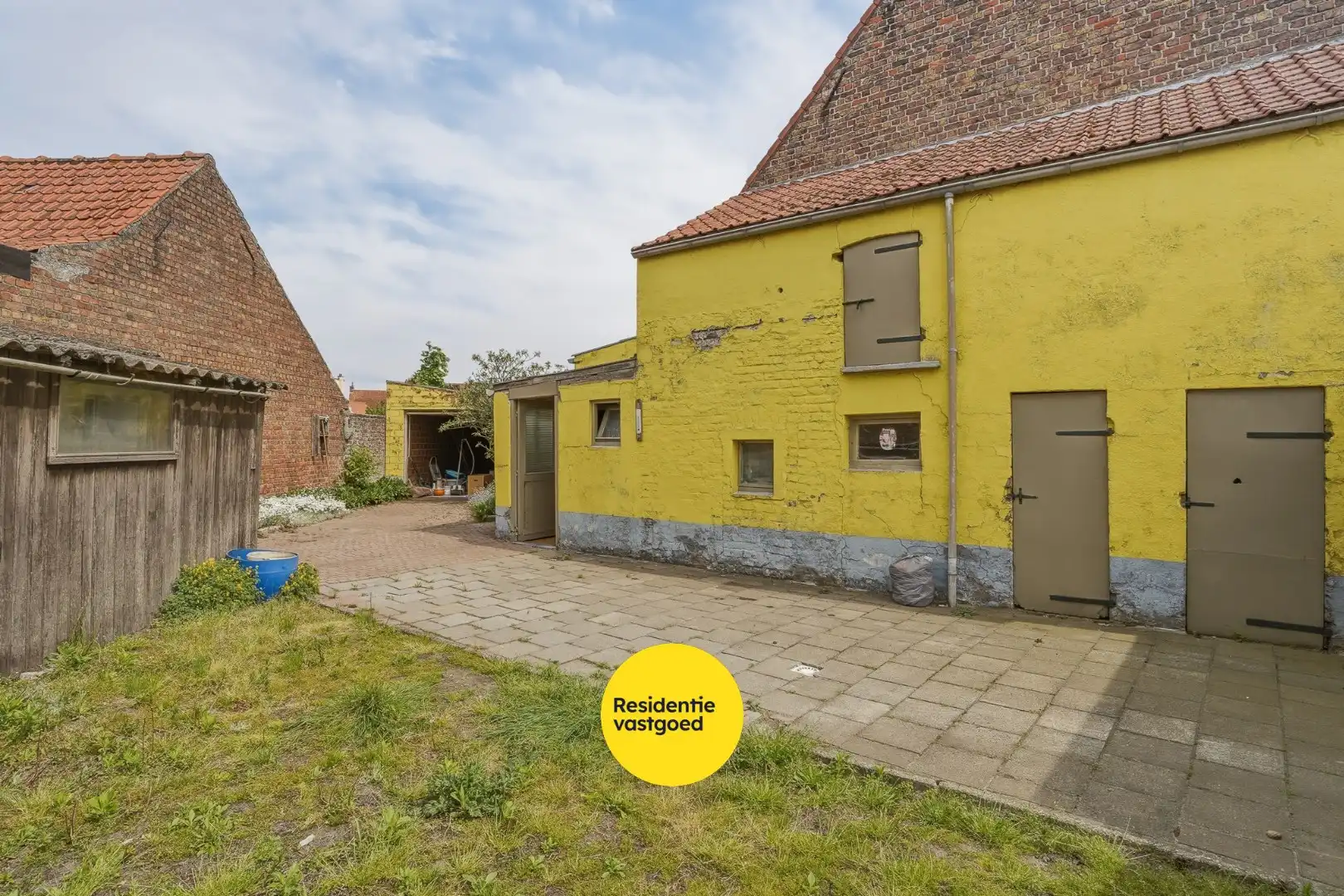 Te renoveren halfopen woning met tuin en oprit/garage foto 3