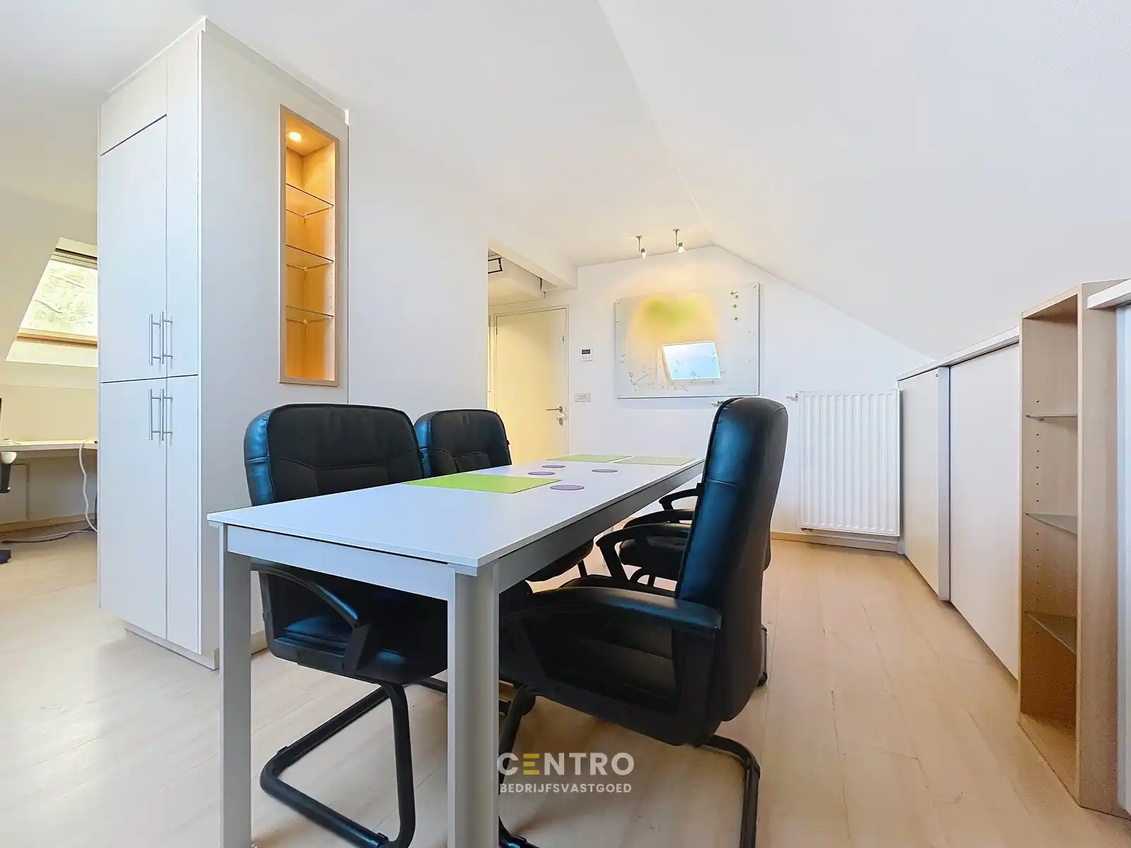 Instapklare, gemeubileerde KANTOORRUIMTE TE HUUR met 5 private parkeerplaatsen voor de deur. Op strategische ligging te Roeselare! foto 18