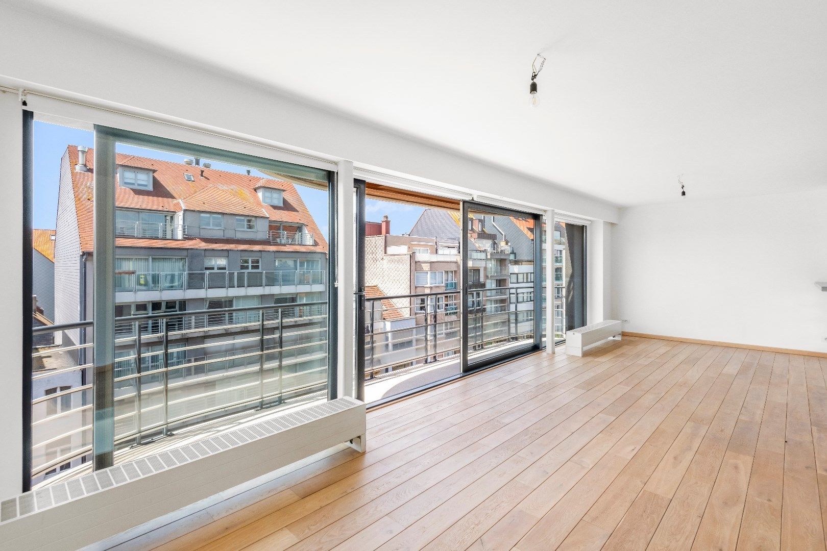 Zeer licht en zonnig appartement met 3 slpk. gelegen in het centrum van Knokke met een façade van 9m. foto 4