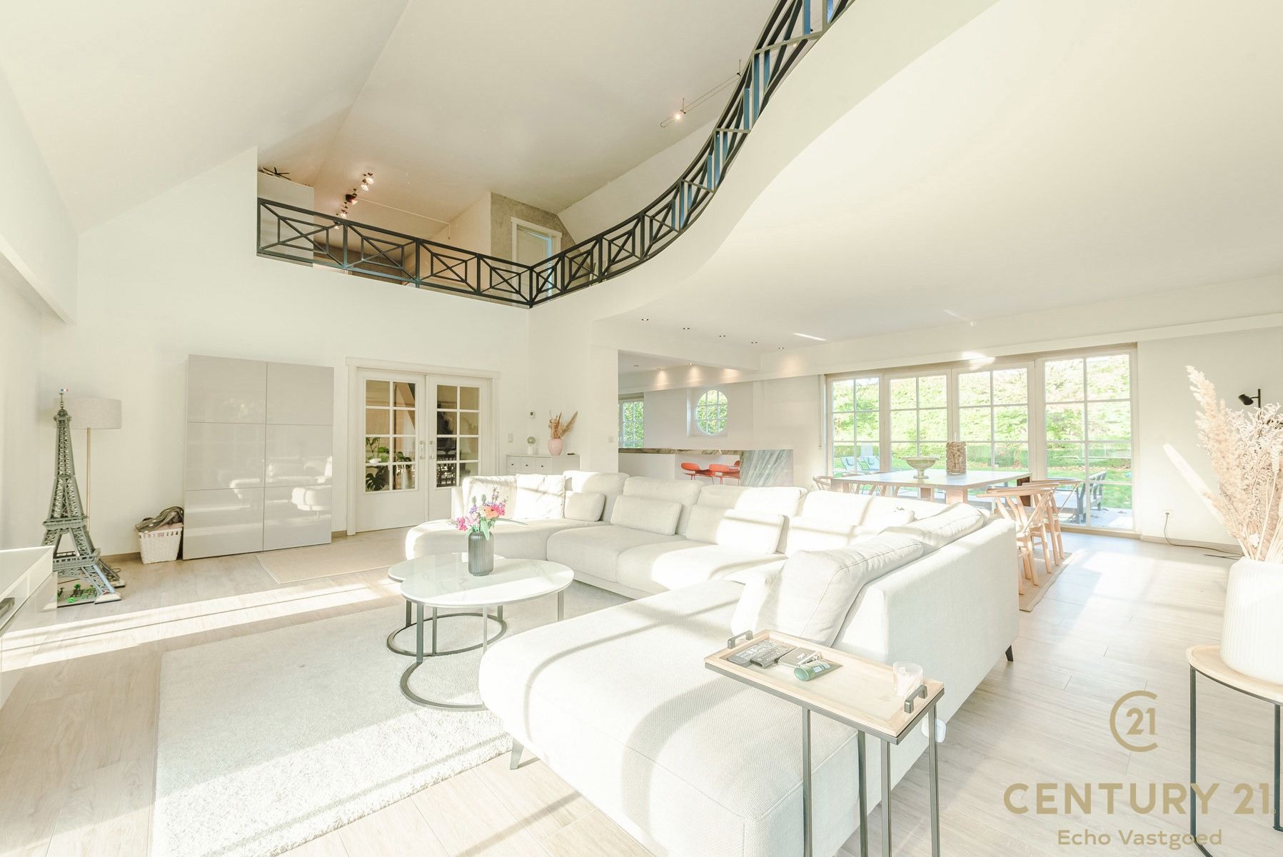 Praktisch gelegen, perfect onderhouden villa met zwembad foto 9