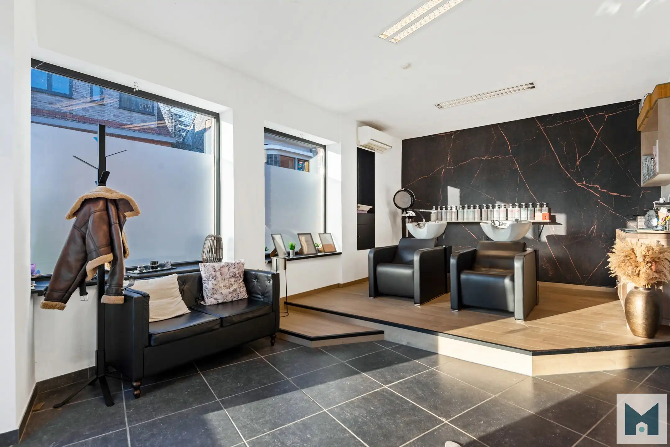 Lichtrijk handelspand in centrum Opwijk! foto {{pictureIndex}}