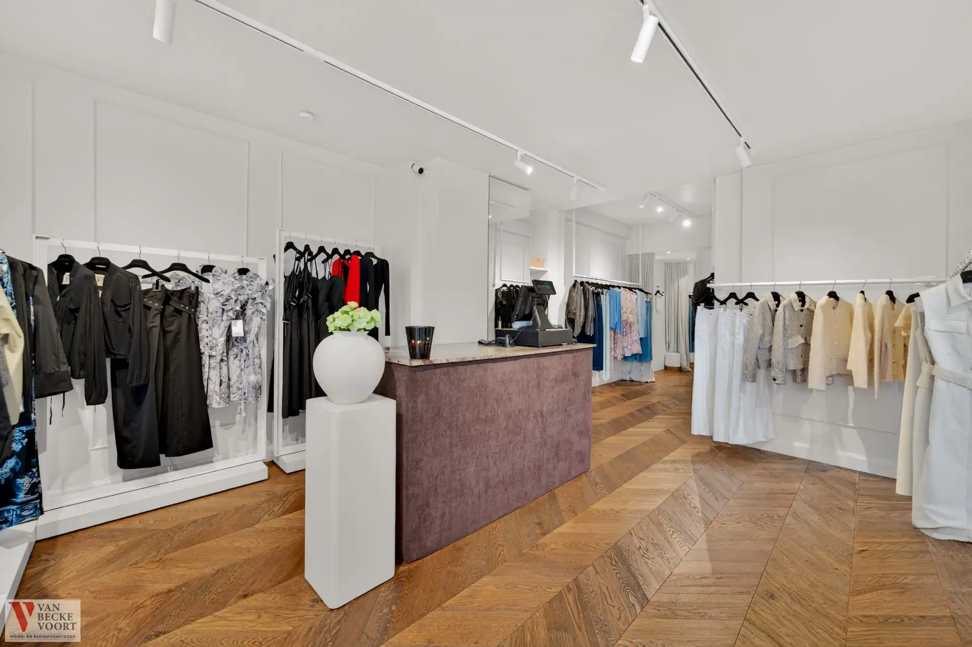 Esthetisch winkel op druk kruispunt Oostende foto 4