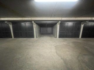 Gemakkelijk toegankelijke ruime garagebox in een recente residentie in de Elizabetlaan. foto 2