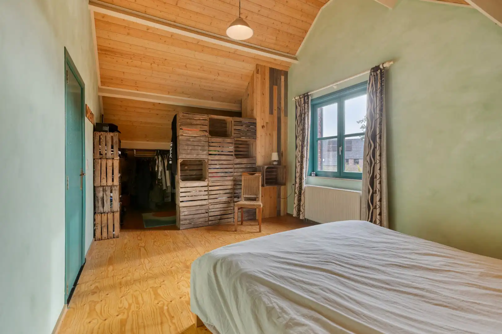 Ruime woning met 5 slpks gelegen op een rustige locatie met een vlotte verbinding naar de omliggende gemeenten !  foto 23