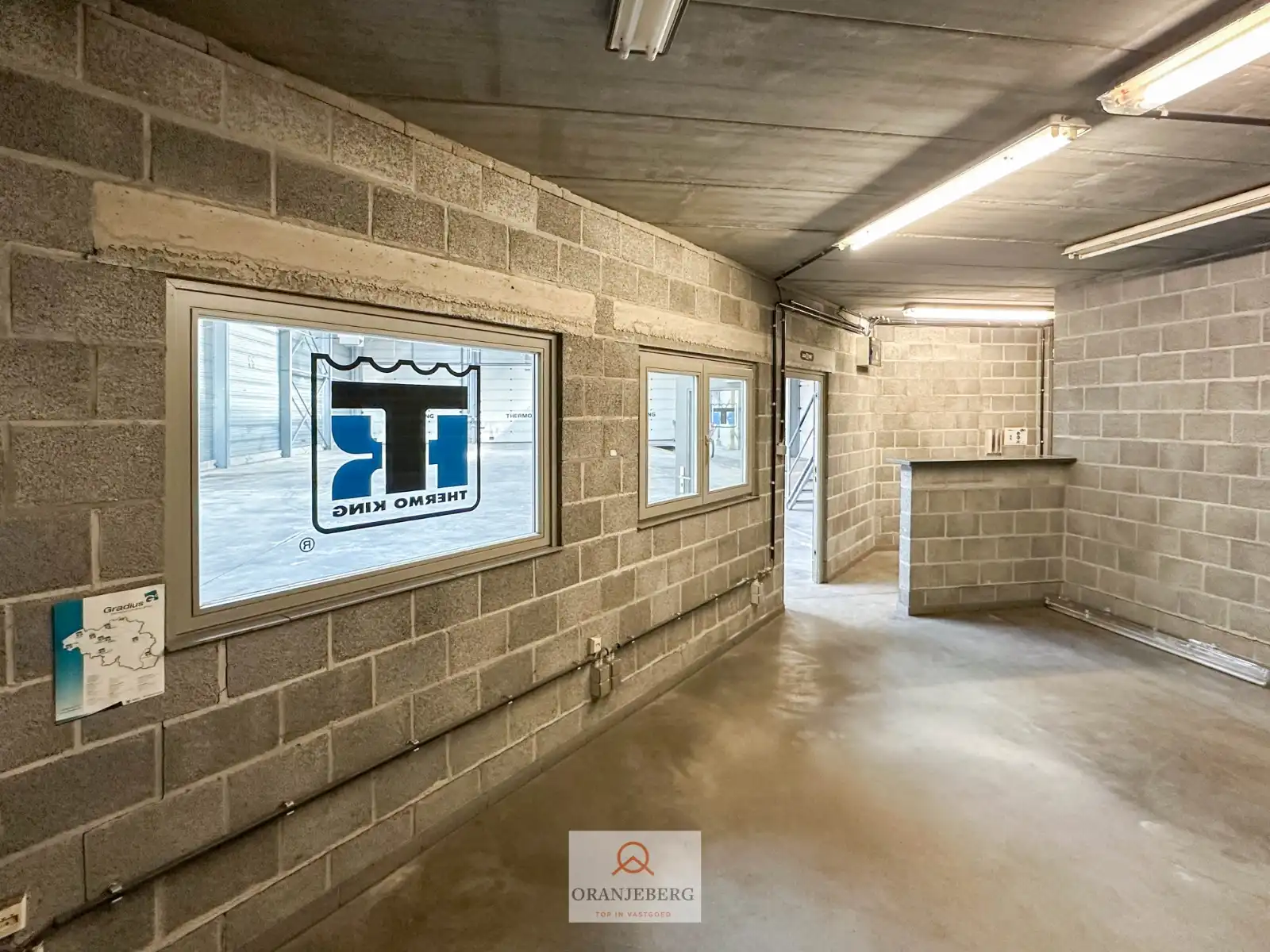 Groot hoekmagazijn (650m²) Te Huur met hoge bereikbaarheid vlakbij R4 foto 8