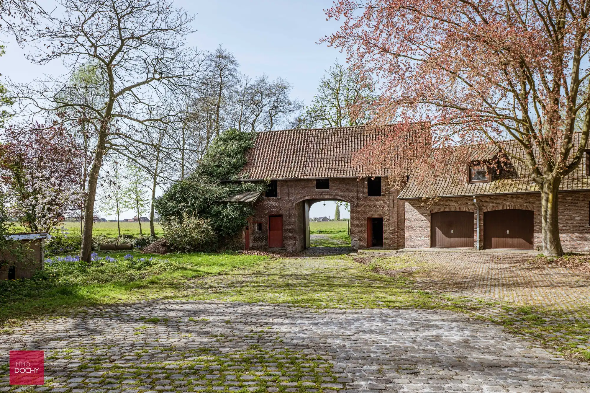Historische omwalde hoeve met verschillende bijgebouwen foto 12