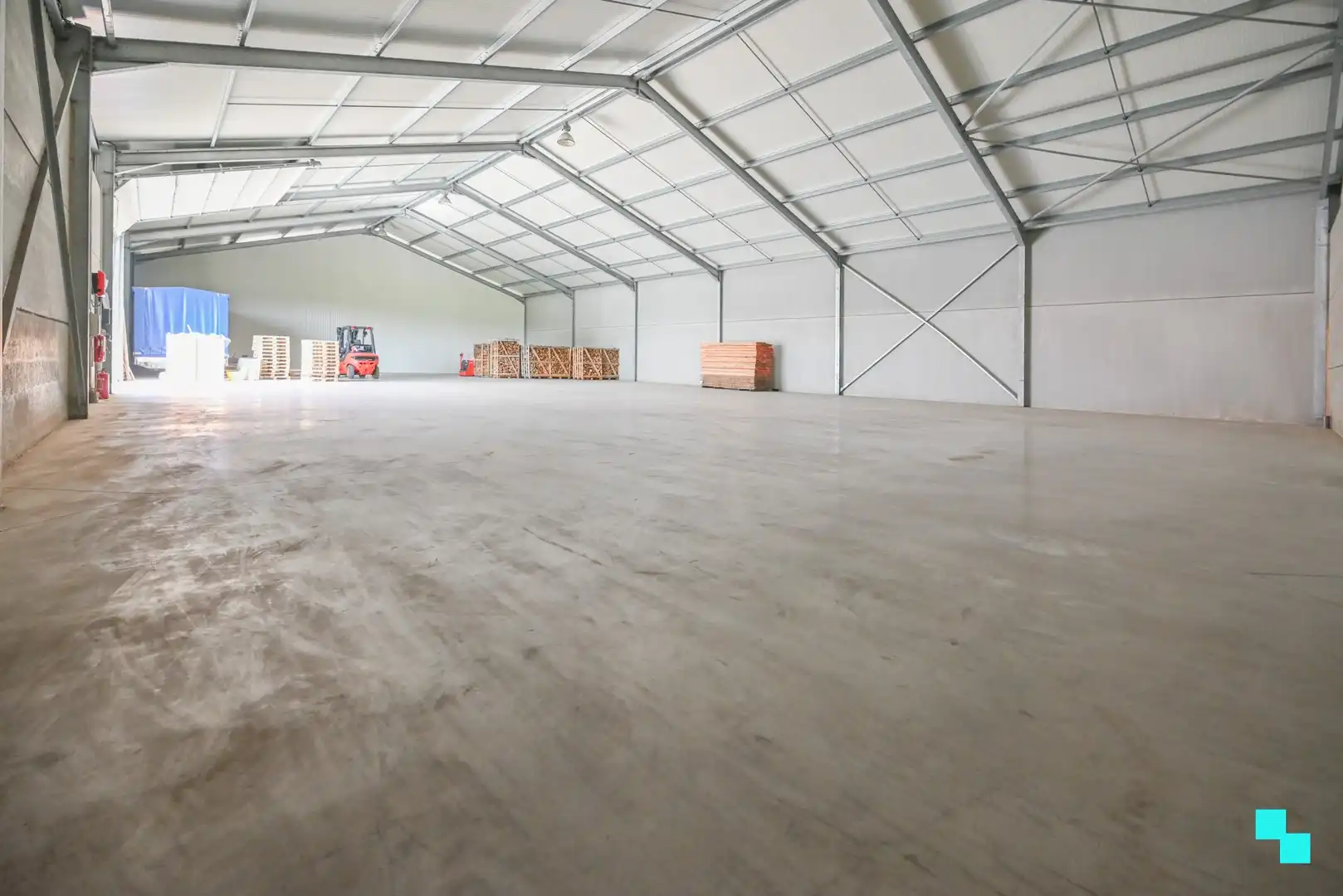 Loods van ca. 720 m² te Roeselare (Oekene), grens Izegem foto 3