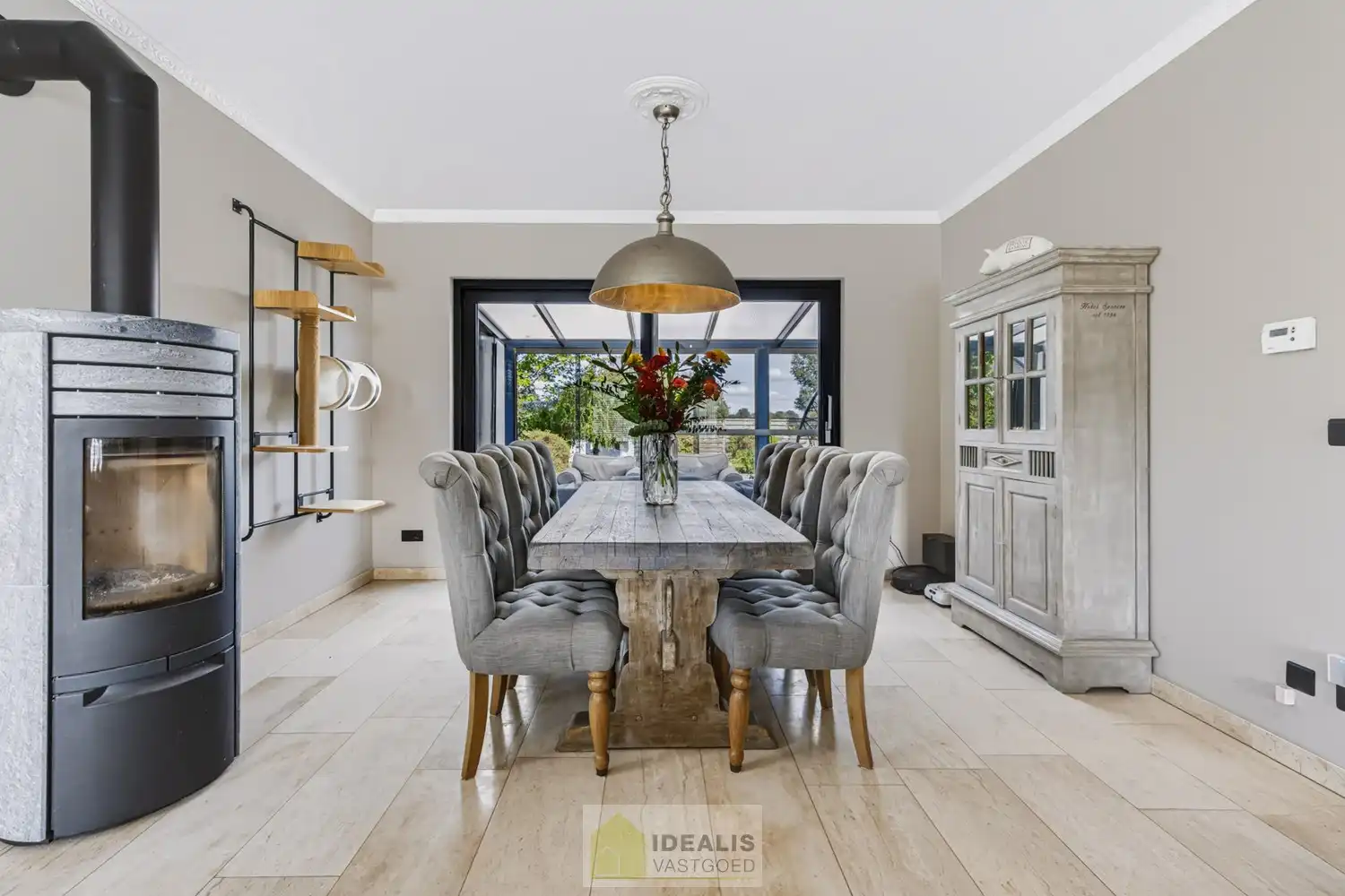 IDEALIS VASTGOED – EEN AANGENAME VRIJSTAANDE WONING MET EEN NIEUWE KEUKEN EN BADKAMER, EEN HEERLIJK RUIME WOONKAMER MET SPEKSTEENKACHEL, EEN EXTRA RUIME VERANDA (VOLLEDIG AF TE SLUITEN MET GLAZEN PUIEN), 3 SLAAPKAMERS, EEN EXTRA MULTIFUNCTIONELE RUIMTE (INGERICHT ALS KANTOOR MET APARTE INGANG) OP EEN RIANT PERCEEL VAN 14A 51CA, VOLLEDIG OMHEIND, VOORZIEN VAN VOLDOENDE PARKEERRUIMTE EN EEN PRACHTIGE CARPORT VOOR 2 WAGENS! foto 15