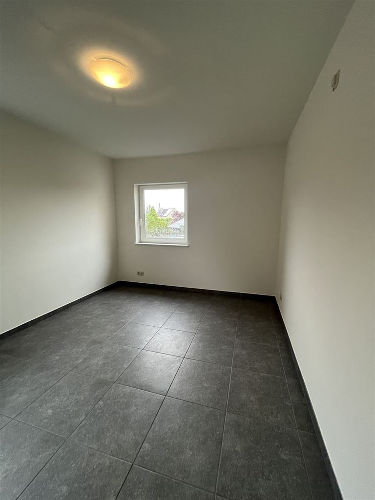 Instapklare stadswoning met 3 slaapkamers, aparte garage en tuintje. foto 12
