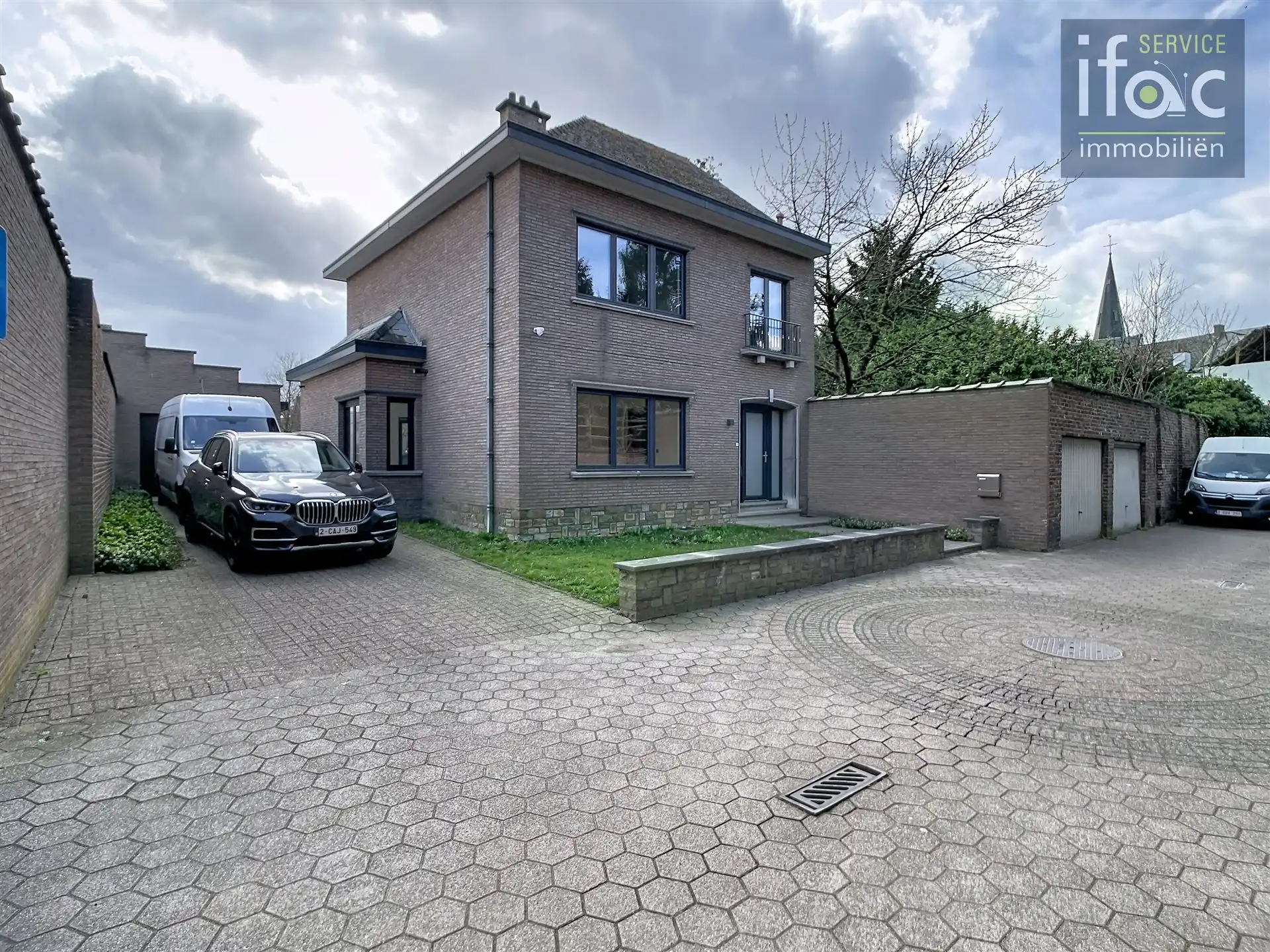 Volledig vernieuwd woning, grote garage, tuin, 3 gr slpks foto {{pictureIndex}}