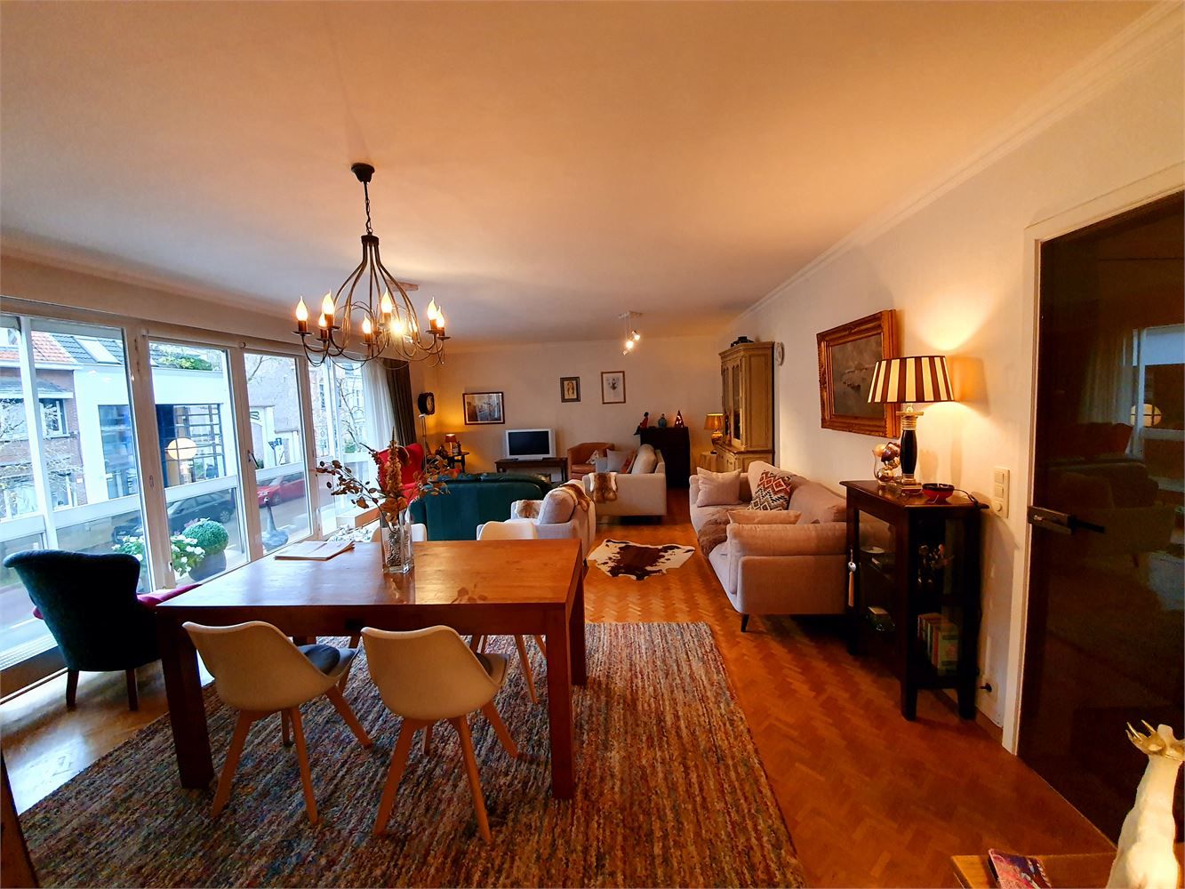 St-Andries, op wandelafstand van de Smedenpoort appartement  van 126 m2  3 slaapkamers ,een zonneterras en een zonnebalkon en garagebox. foto {{pictureIndex}}