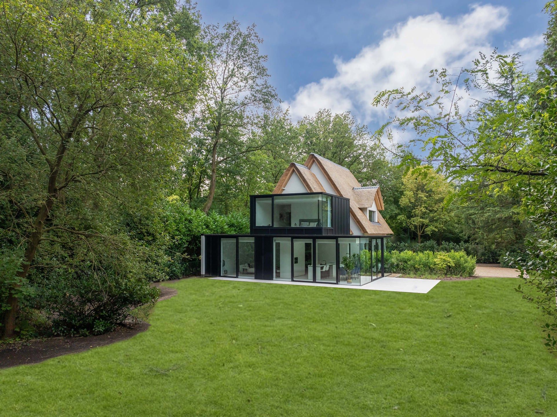 Prachtig gerenoveerde villa in een groene omgeving  foto 1