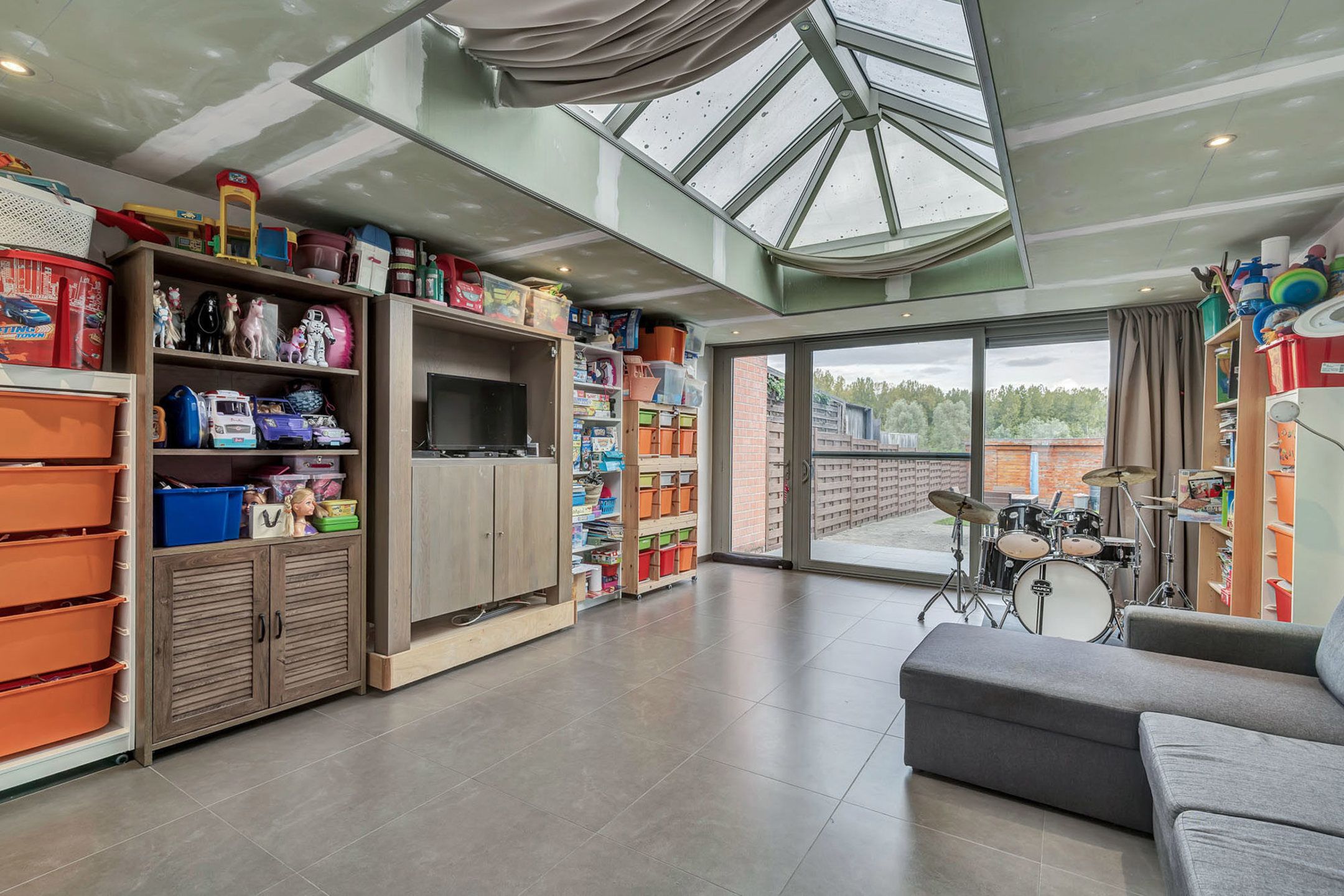 Instapklare gesloten woning met achteruitweg en garage  foto 4