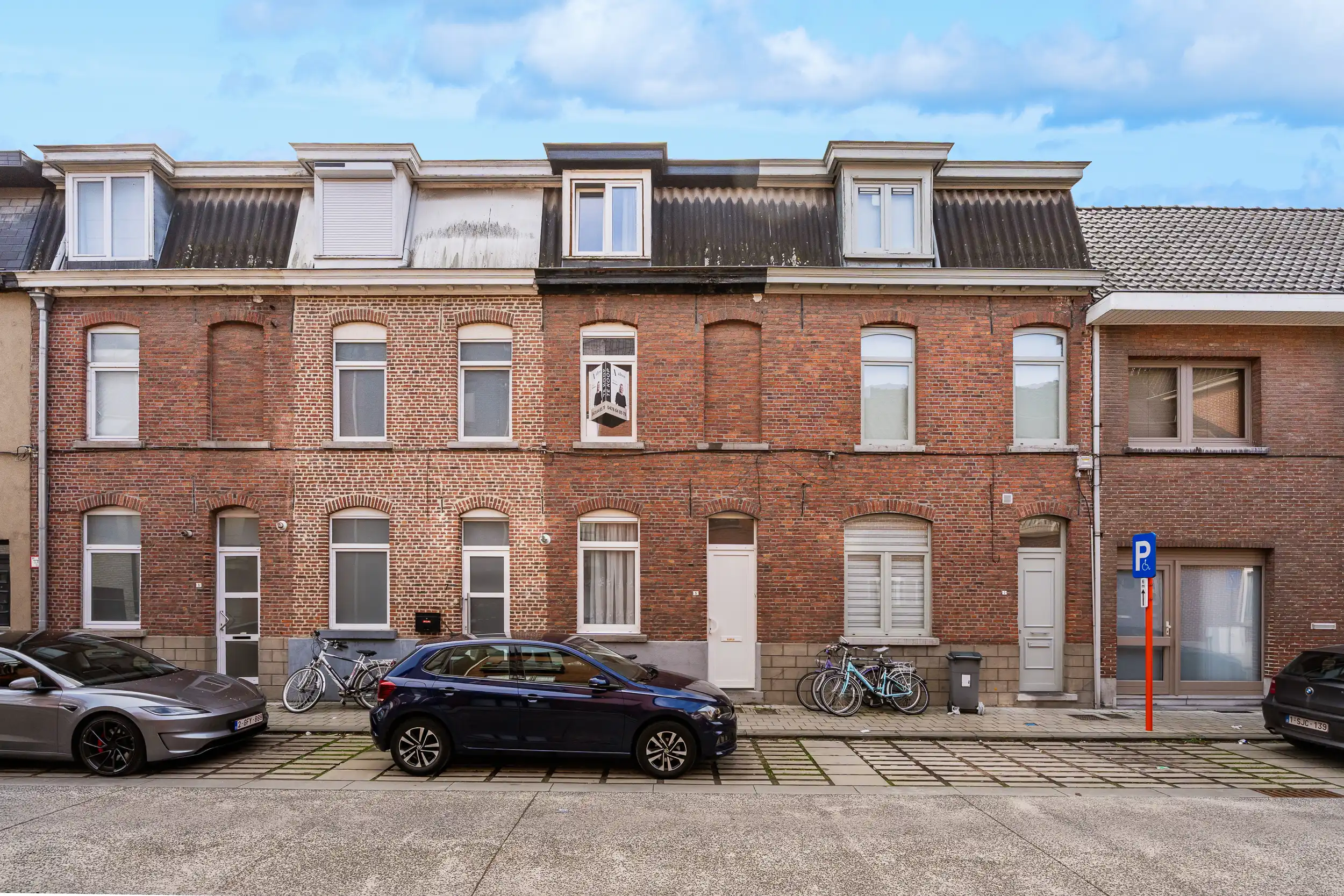 Instapklare, volledig gerenoveerde woning in centrum Lokeren foto {{pictureIndex}}
