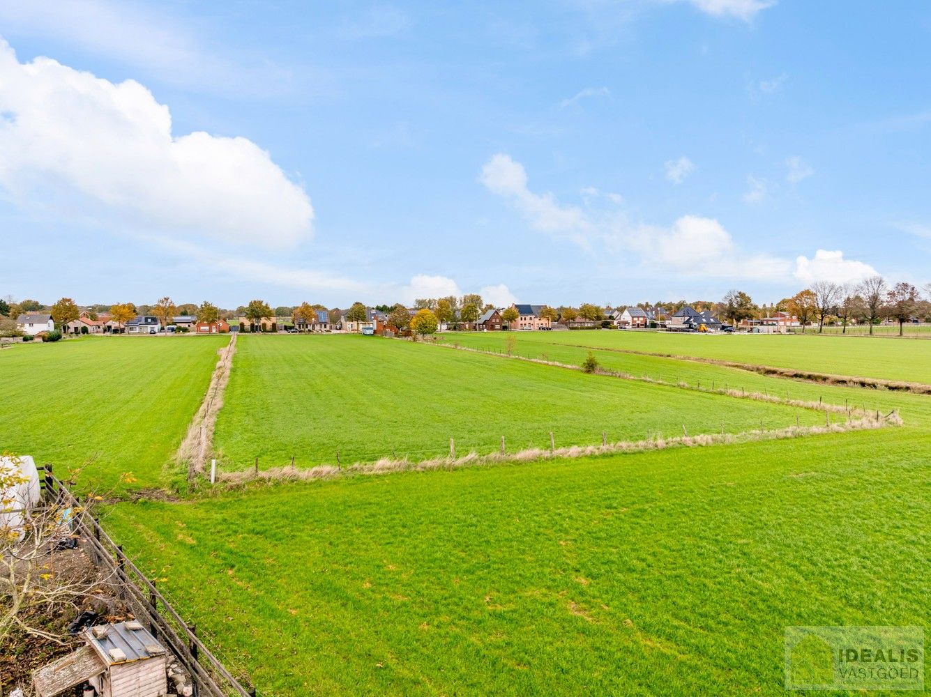 Prachtig perceel bouwgrond voor halfopen bebouwing met een totale oppervlakte van 6a 50ca met aangrenzend een perceel landbouwgrond van 93a 50ca, in totaal maar liefst 1ha! Het betreft een landelijk gelegen kavel in het rustige Wauberg (Peer). De kavel wordt gekenmerkt door haar prachtige vergezichten aan de achterzijde van het perceel. Tevens is de grond centraal gelegen t.o.v. het centrum van Peer, Meeuwen (Oudsbergen) en Houthalen-Helchteren en kan men vlot gebruik maken van de Noord-Zuidverbinding (A24). foto 6