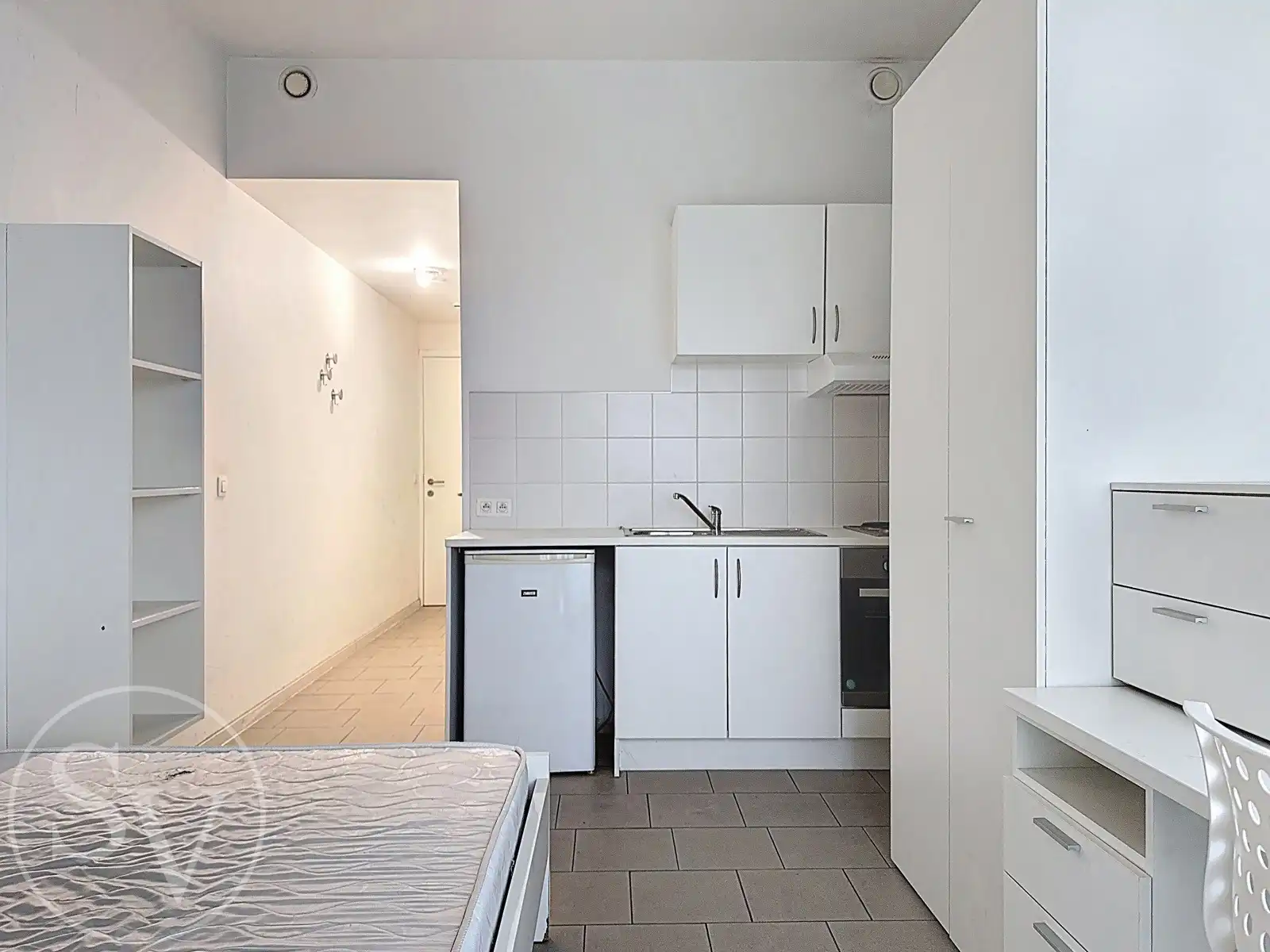 Kamer met terras, kelder en parking. foto 4