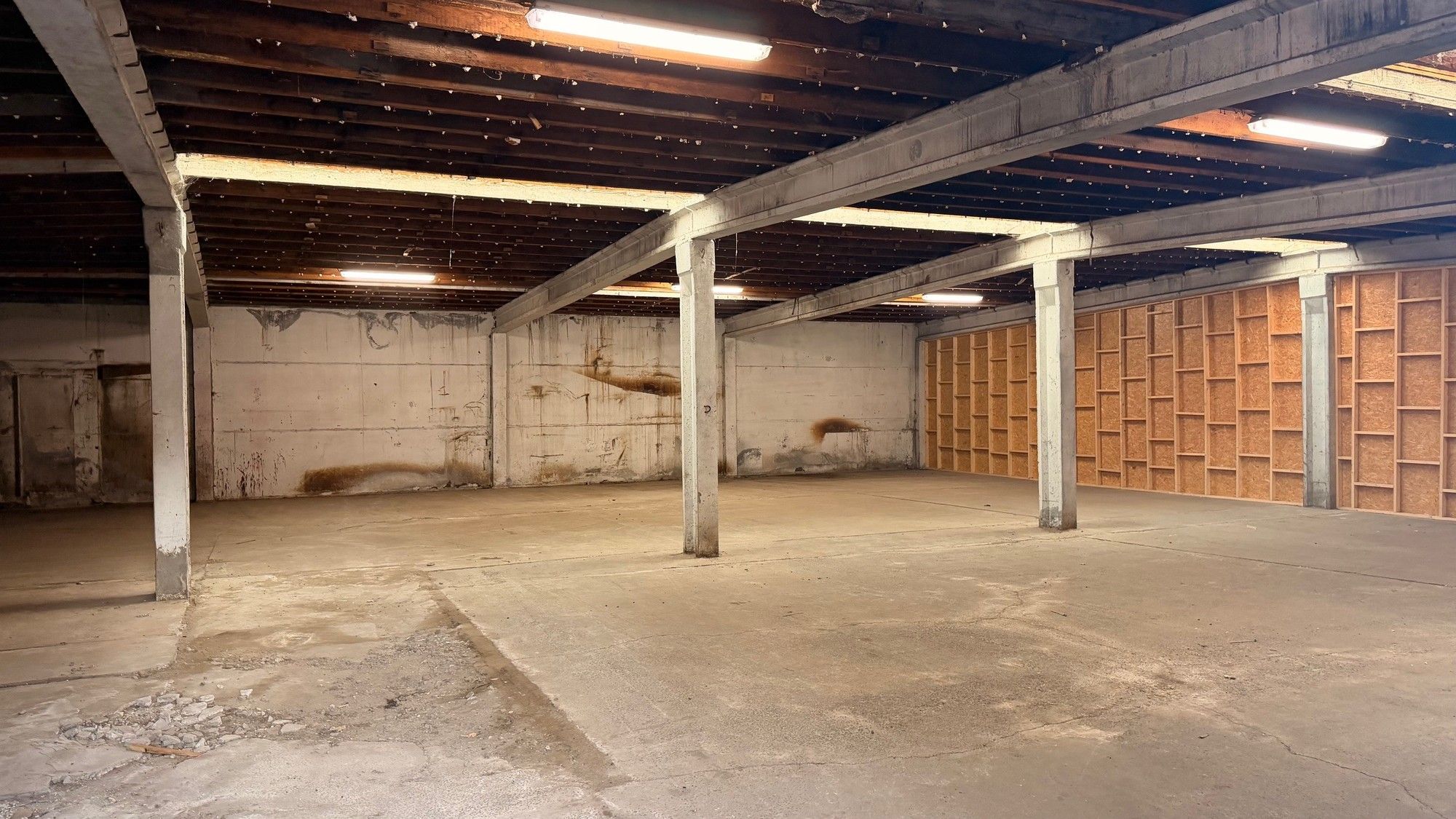 Privaat gelegen magazijn 400m²  (opslag) Nokere foto 2