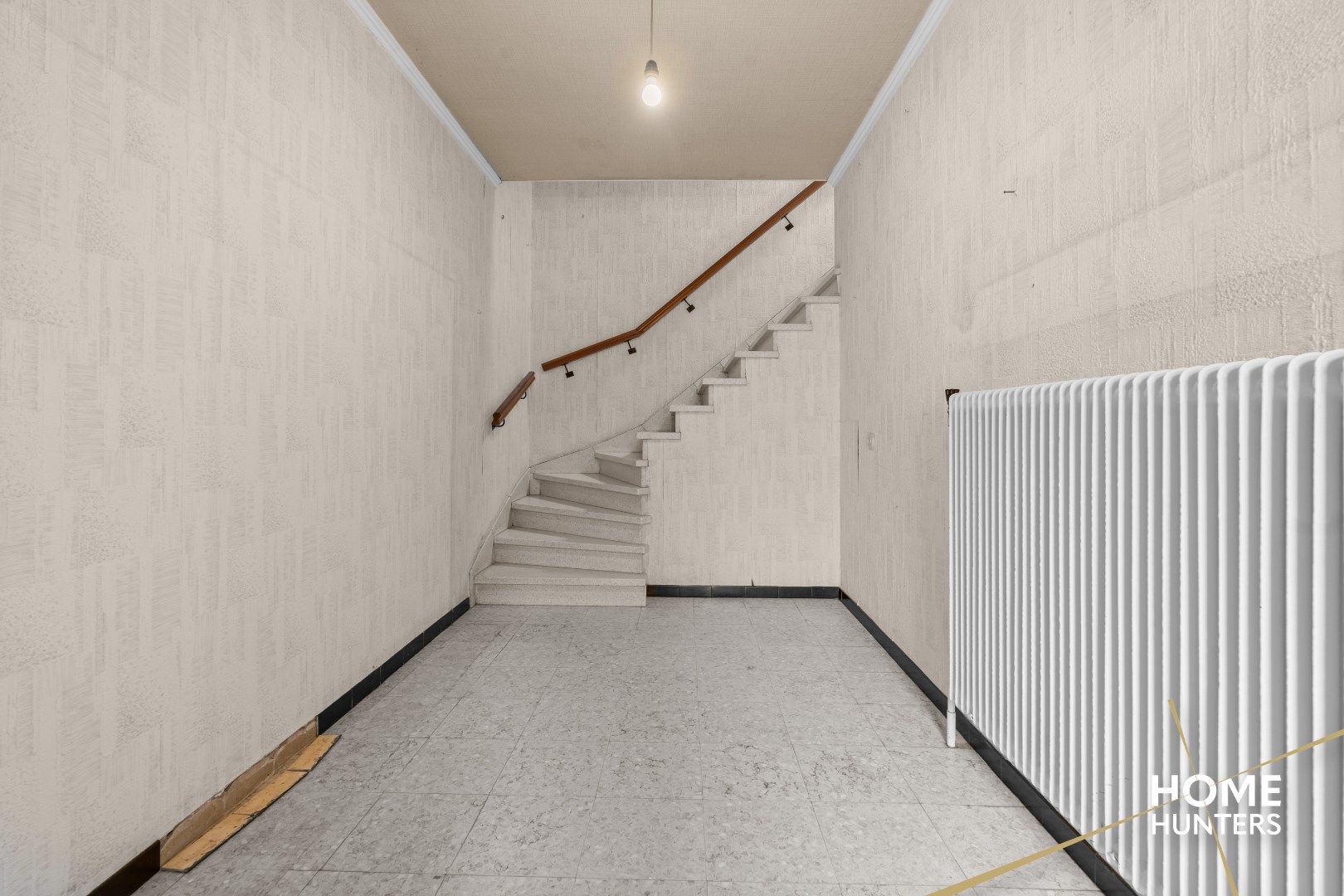 Te renoveren halfopen woning met 4 slaapkamers, 2 garages en veel potentieel te Ieper foto 3