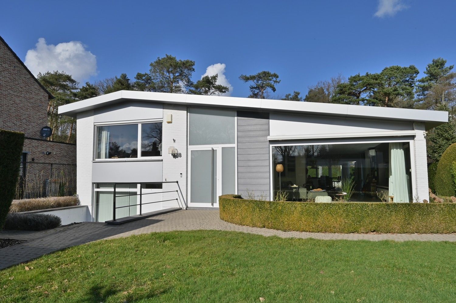 Moderne split-level bungalow met 4 slaapkamers en 2 badkamers, op prachtige bosrijke locatie te Lanaken-Neerharen foto {{pictureIndex}}