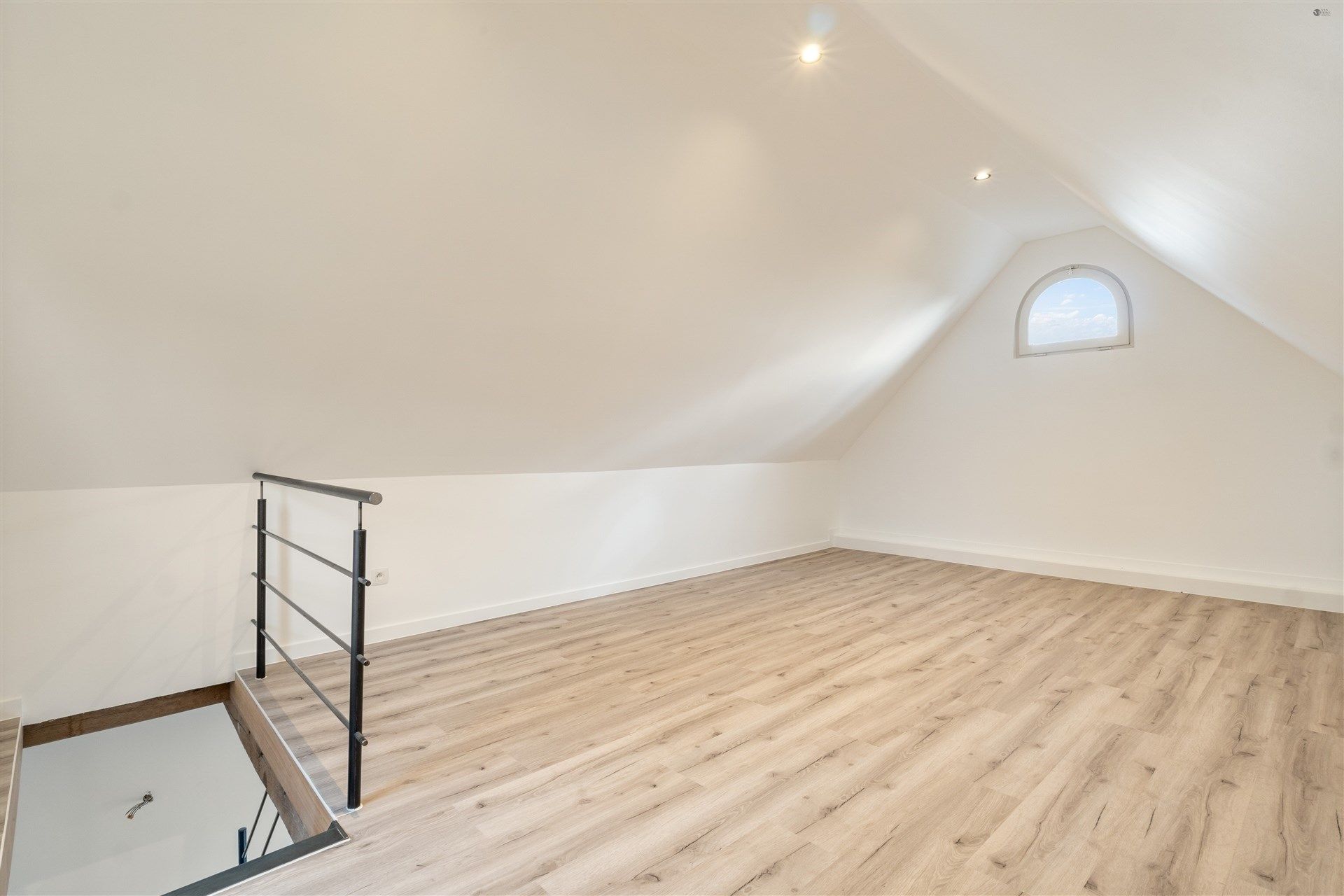 Uniek dakappartement in loftstijl foto 12