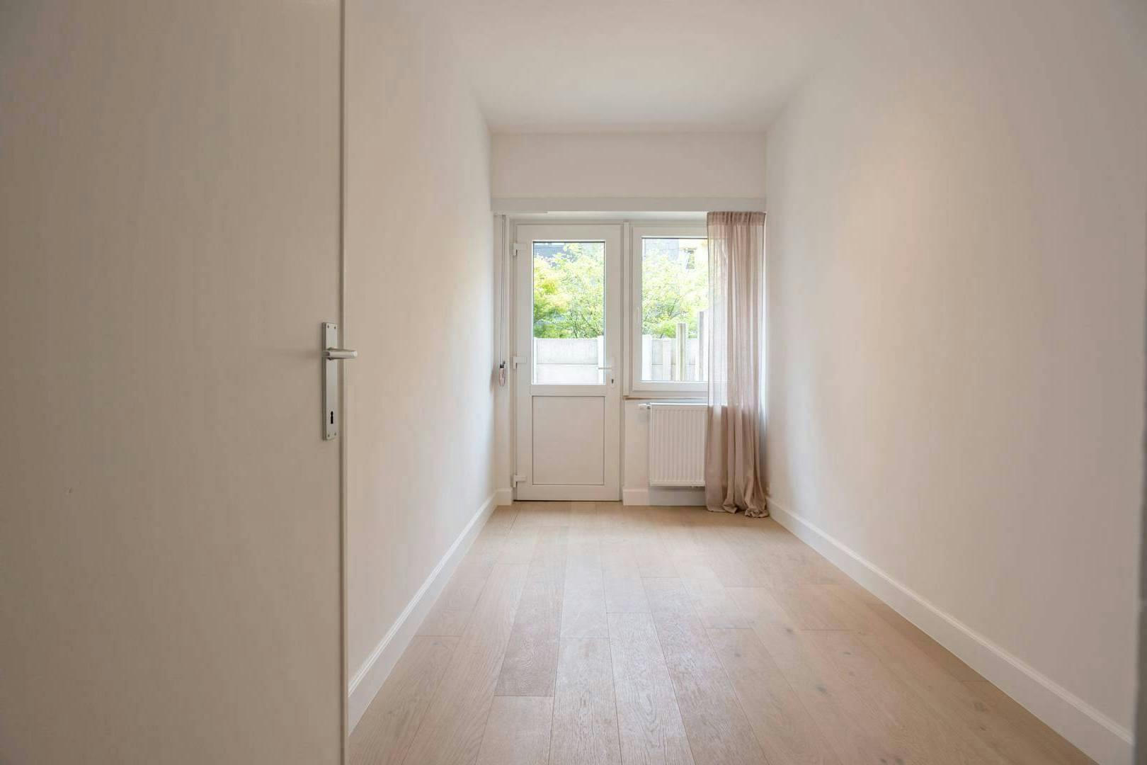 Gerenoveerd gelijkvloers appartement met twee slaapkamers foto 5