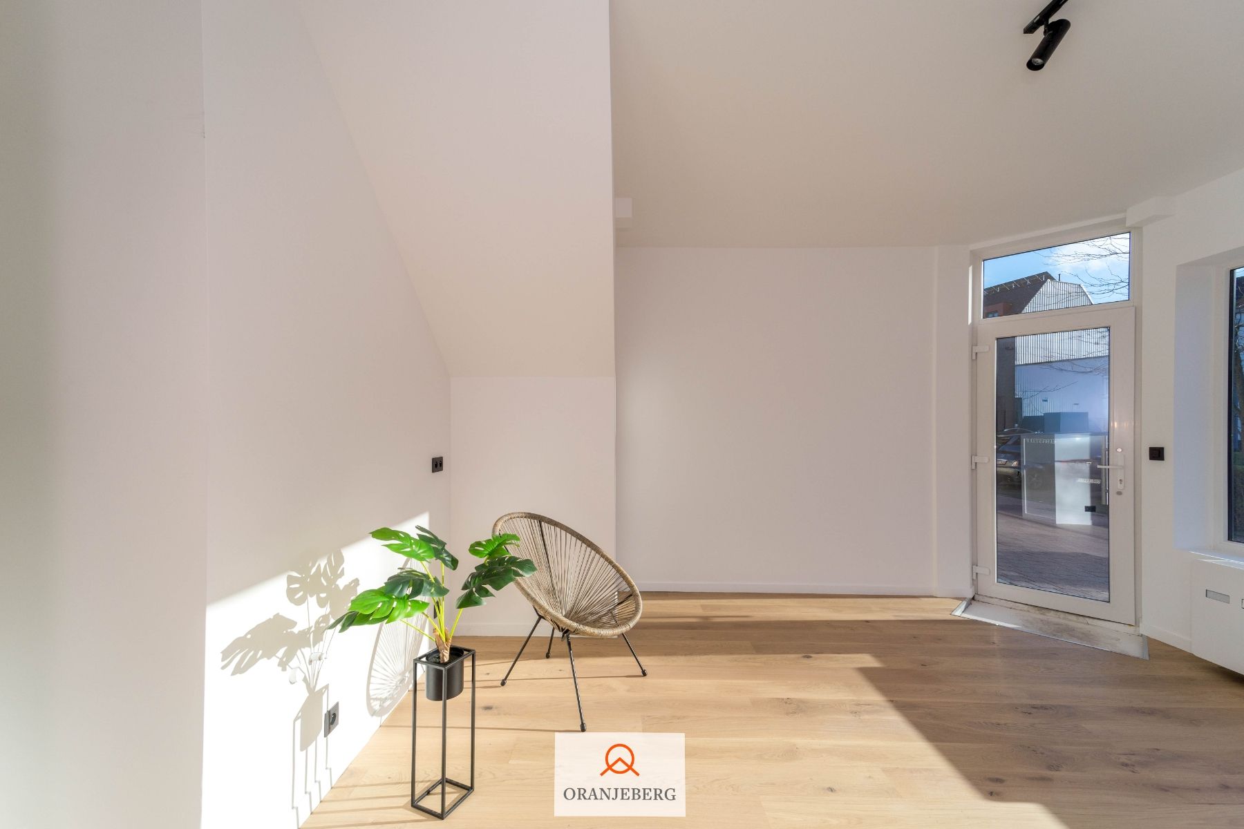 Lichtrijke handels-/ kantoorruime te koop te Sint-Amandsberg foto 8