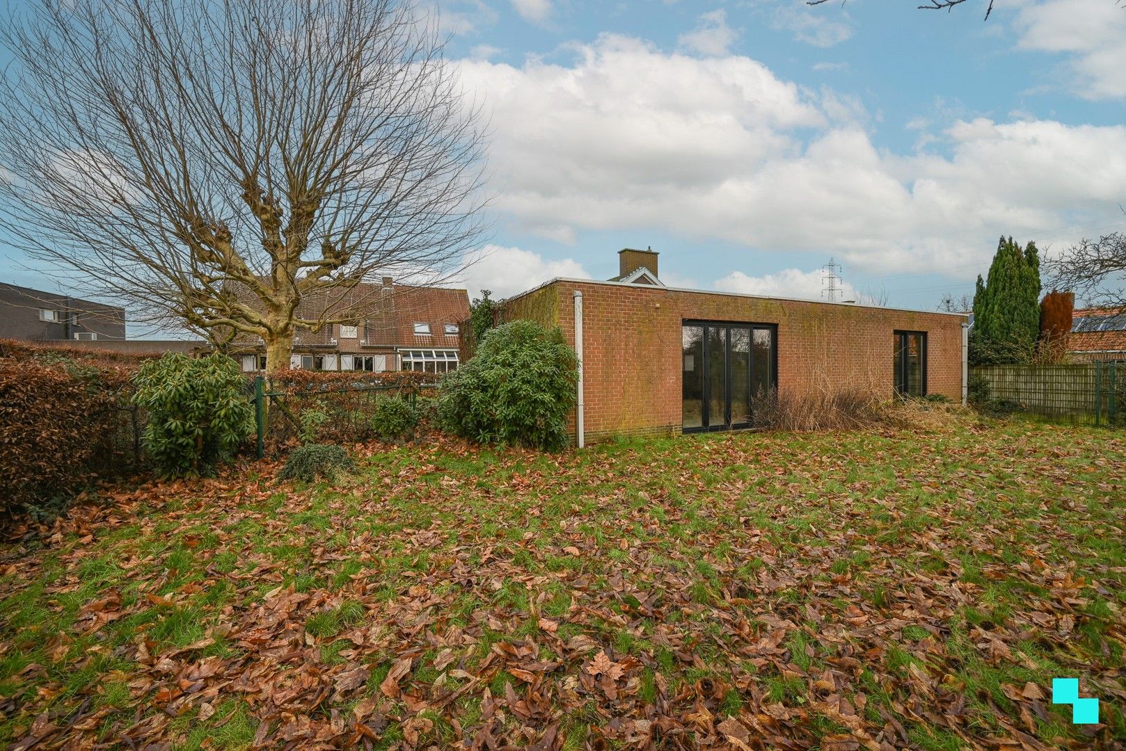 Uitzonderlijke eigendom bestaande uit een gezinswoning & afzonderlijk (kantoor)gebouw te Izegem foto 3