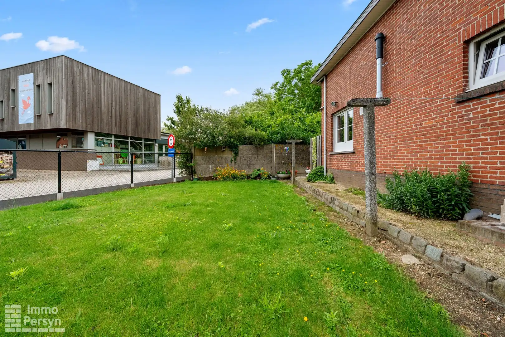 Charmante, gerenoveerde woning met carport en tuin foto 26