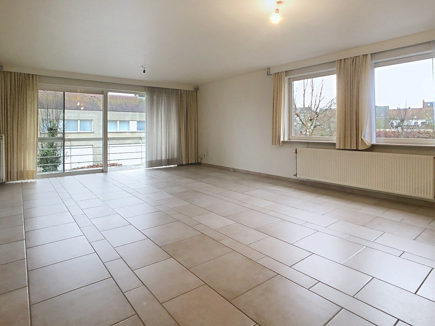 Zeer verzorgd, lichtrijk appartement met 2 slaapkamers , garage en berging foto {{pictureIndex}}