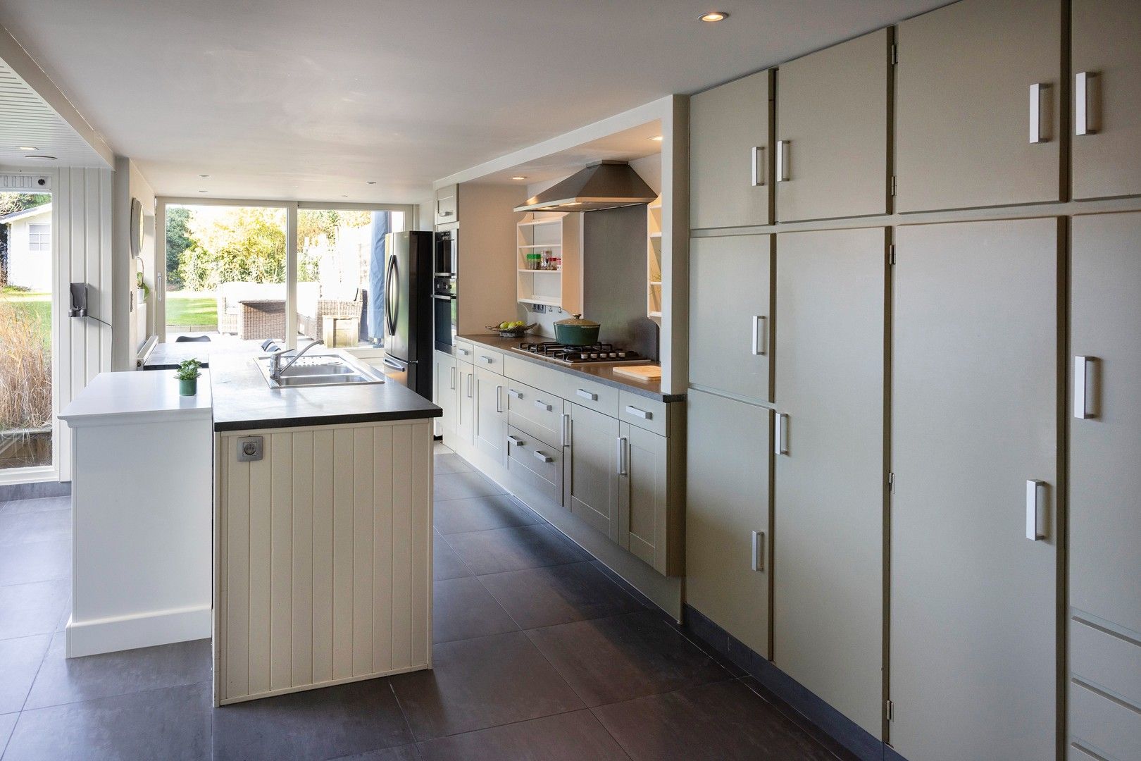 Ruime woning met 4 slpks, bureau en mogelijke praktijkruimte. foto 6