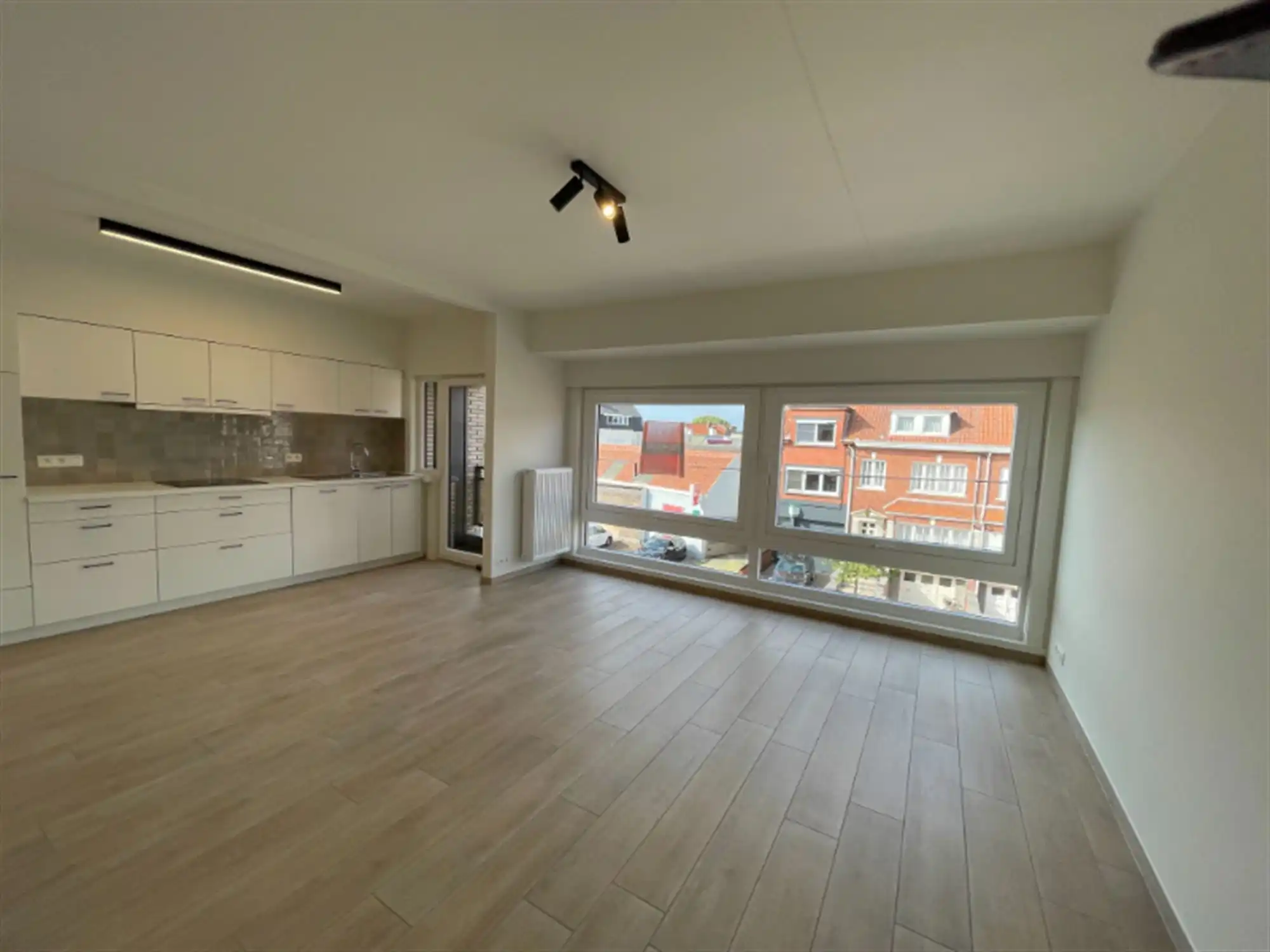 Vernieuwd modern appartement met terras en garage foto 10