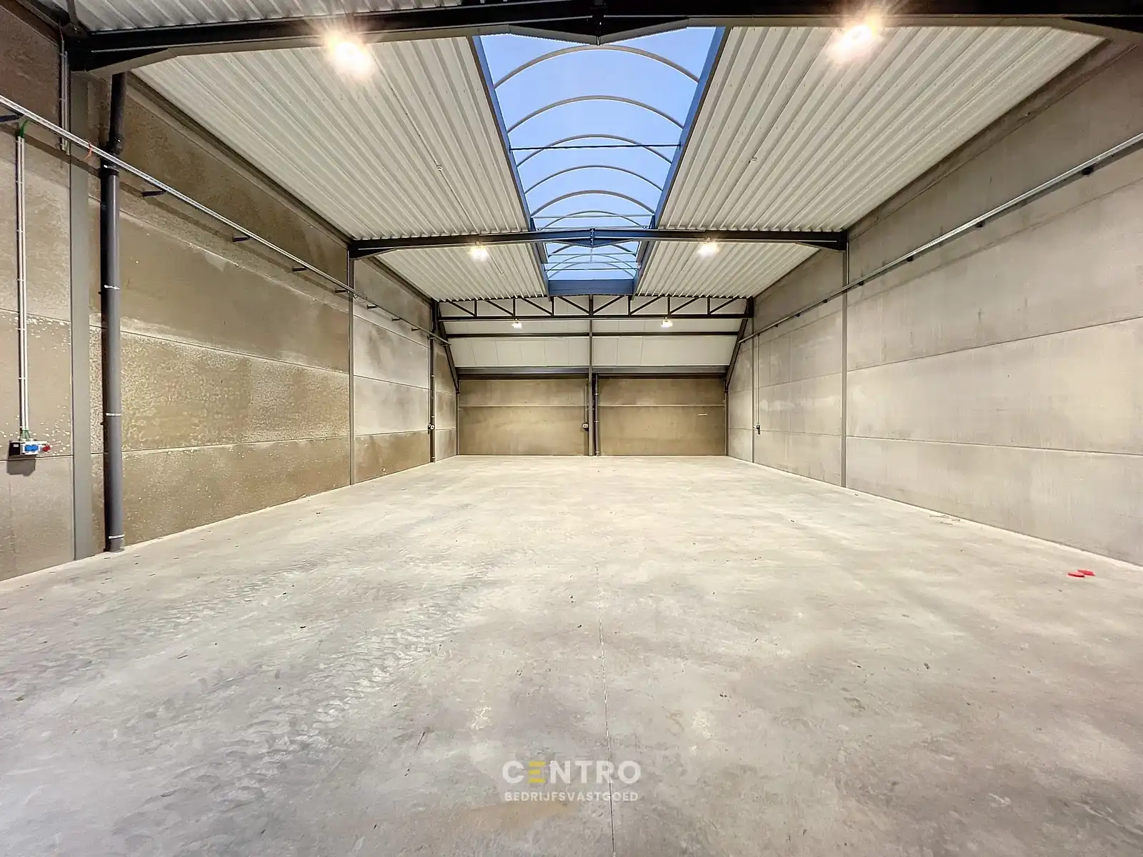 Kwalitatief en goed geïsoleerd NB MAGAZIJN (260m²), voorzien van elektrische sectionaalpoort, deur, raam (voor kantoor) en 2 private parkeerplaatsen op industriezone te Waregem. foto 7