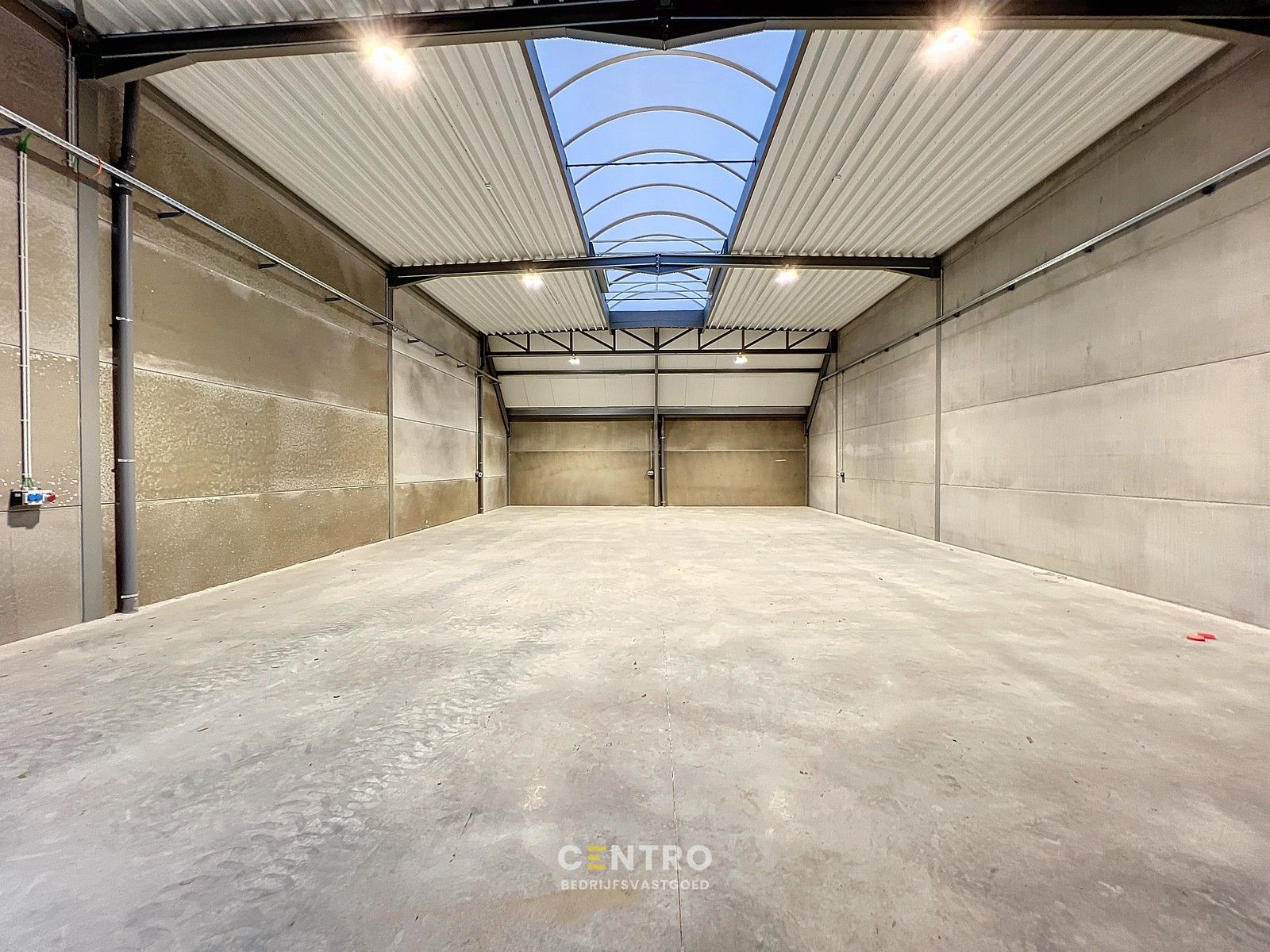 Kwalitatief en goed geïsoleerd NB MAGAZIJN (260m²), voorzien van elektrische sectionaalpoort, deur, raam (voor kantoor) en 2 private parkeerplaatsen op industriezone te Waregem. foto 7