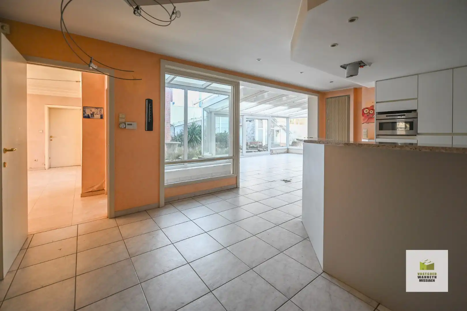 Ruime te renoveren gezinswoning met grote garage en 4 slaapkamers op 349 m2 foto 5