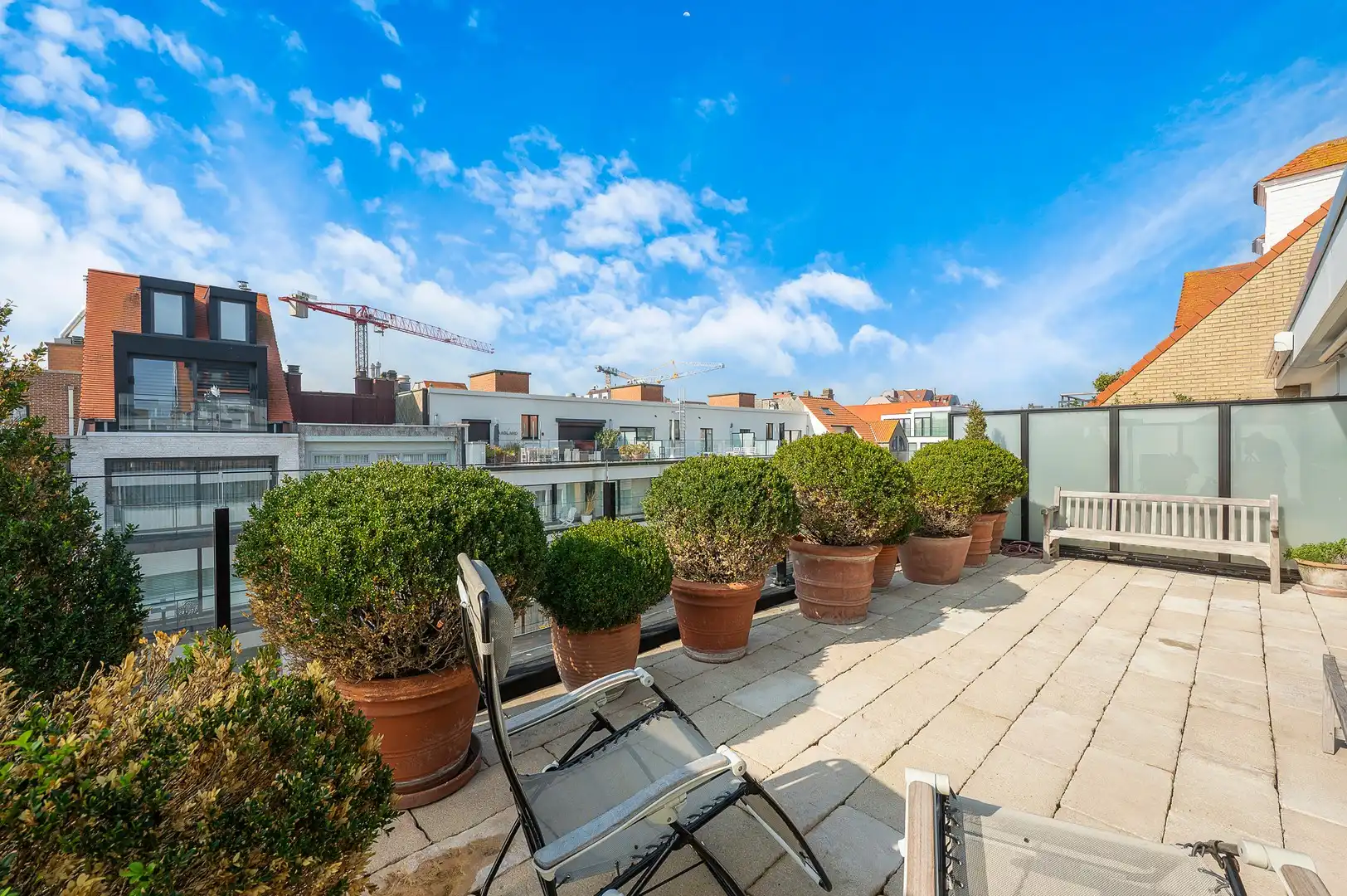 Penthouse appartement met grote zonneterrassen nabij strand. foto 3